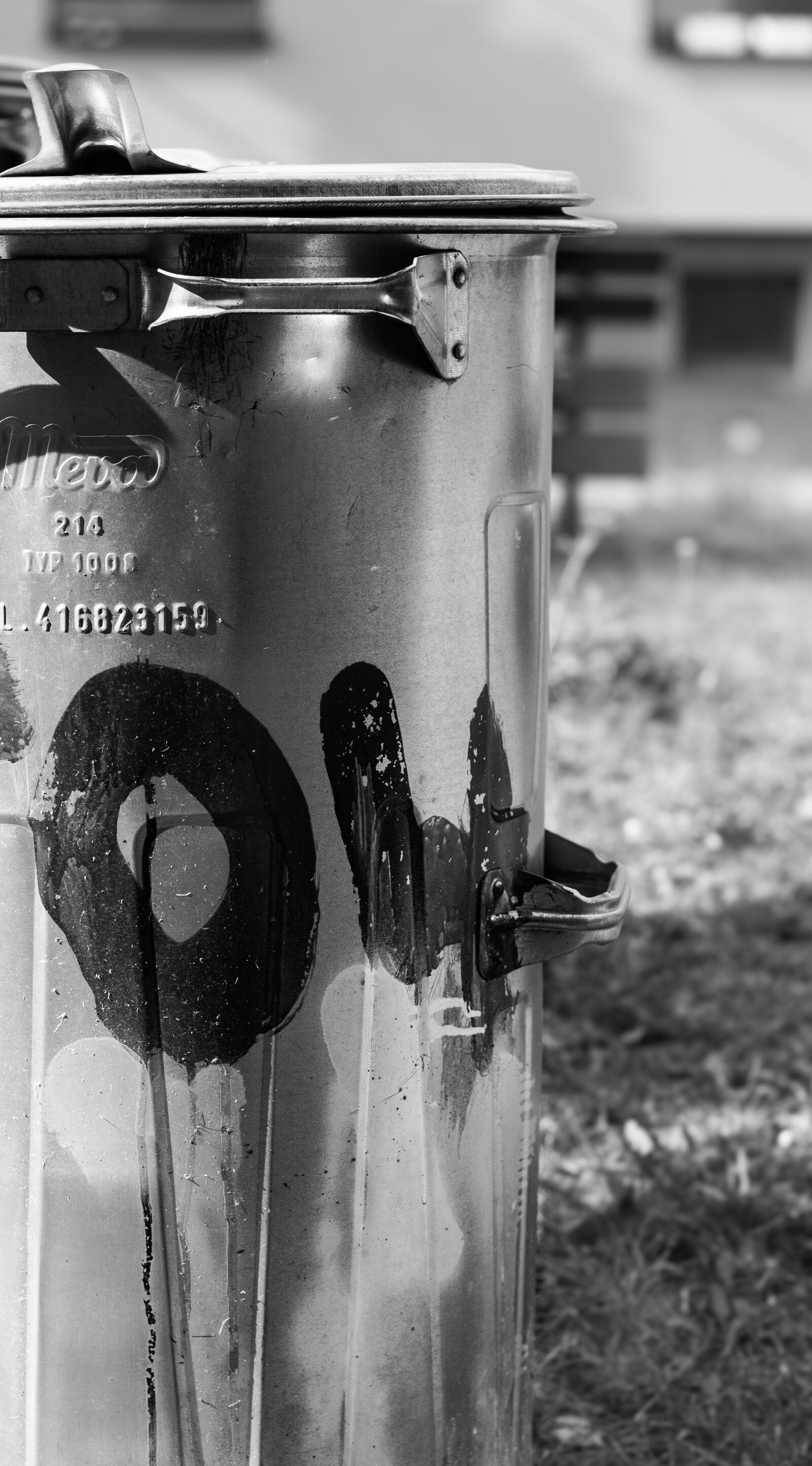 Canon EOS 700D (EOS Rebel T5i / EOS Kiss X7i) + Canon EF 50mm F1.8 STM sample photo. Bin, waste, litter photography