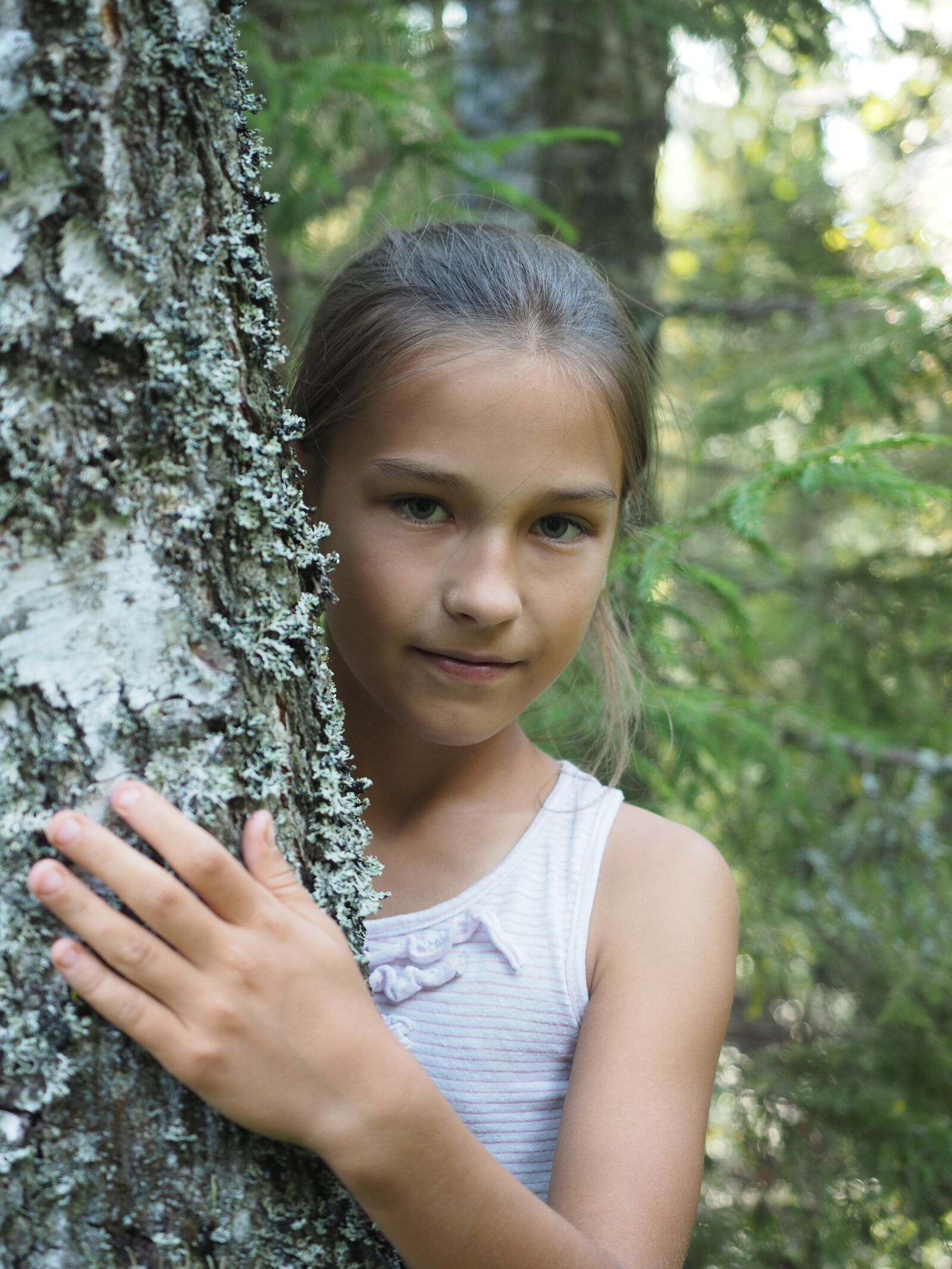 Olympus OM-D E-M5 II + Olympus M.Zuiko Digital ED 12-40mm F2.8 Pro sample photo. Girl, forest, nature photography