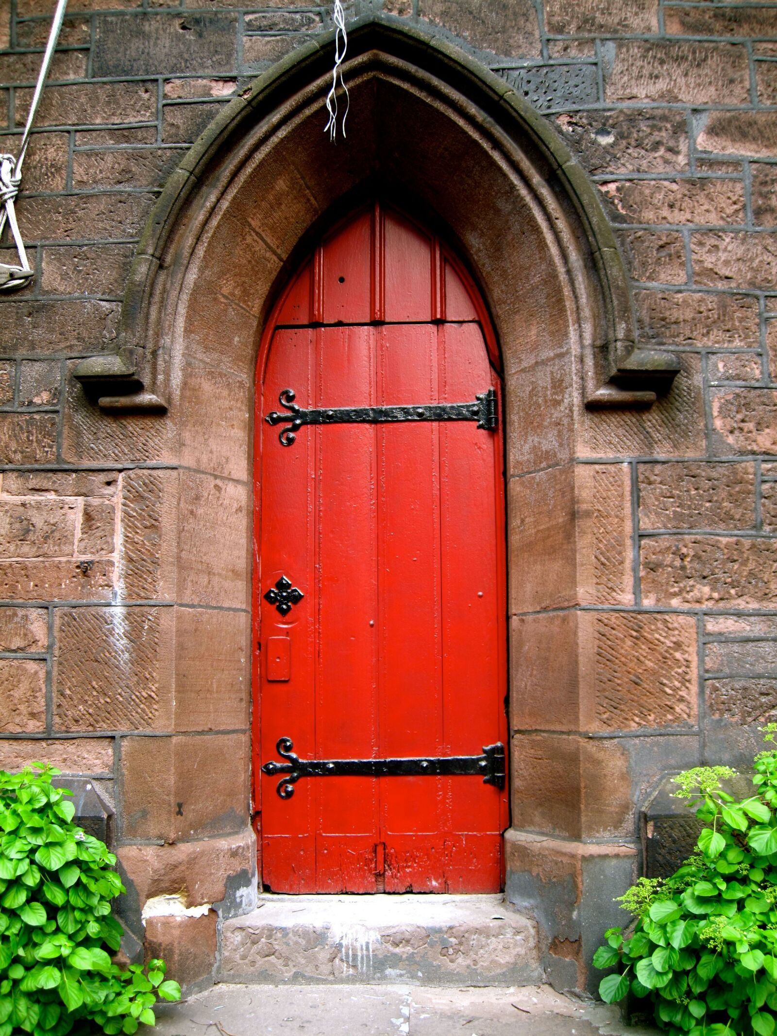 Canon PowerShot SD990 IS (Digital IXUS 980 IS / IXY Digital 3000 IS) sample photo. Door, red, door photography