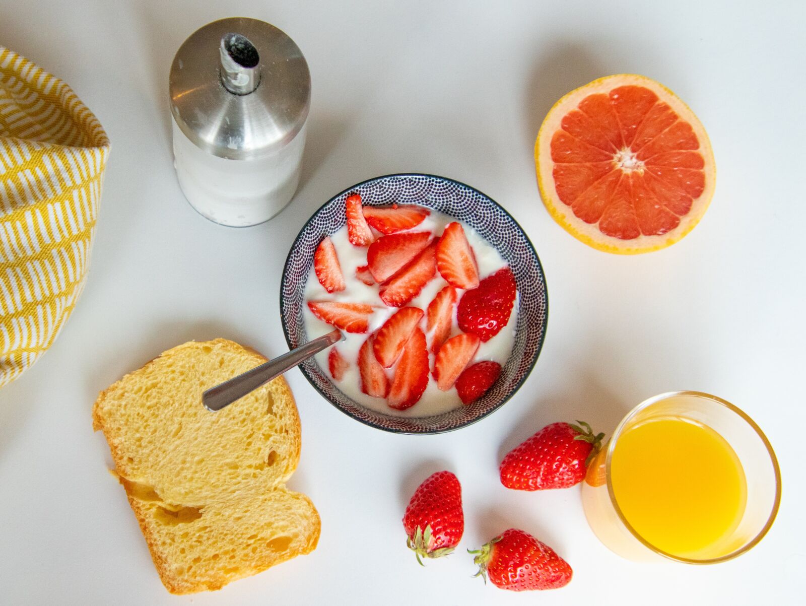 Canon EOS 800D (EOS Rebel T7i / EOS Kiss X9i) sample photo. Strawberry, breakfast, fresh photography