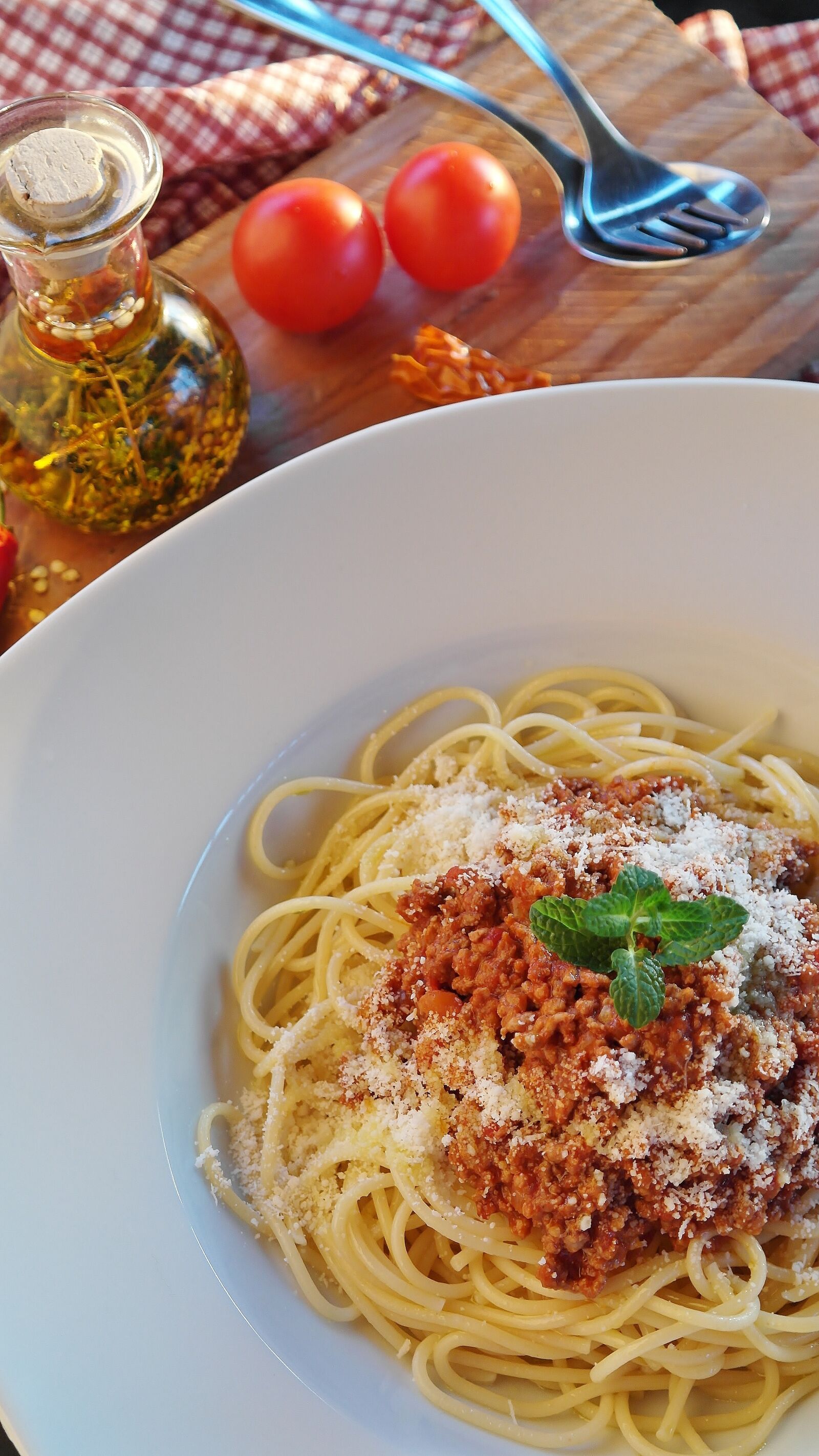 Samsung NX20 sample photo. Spaghetti, noodles, bolognese photography