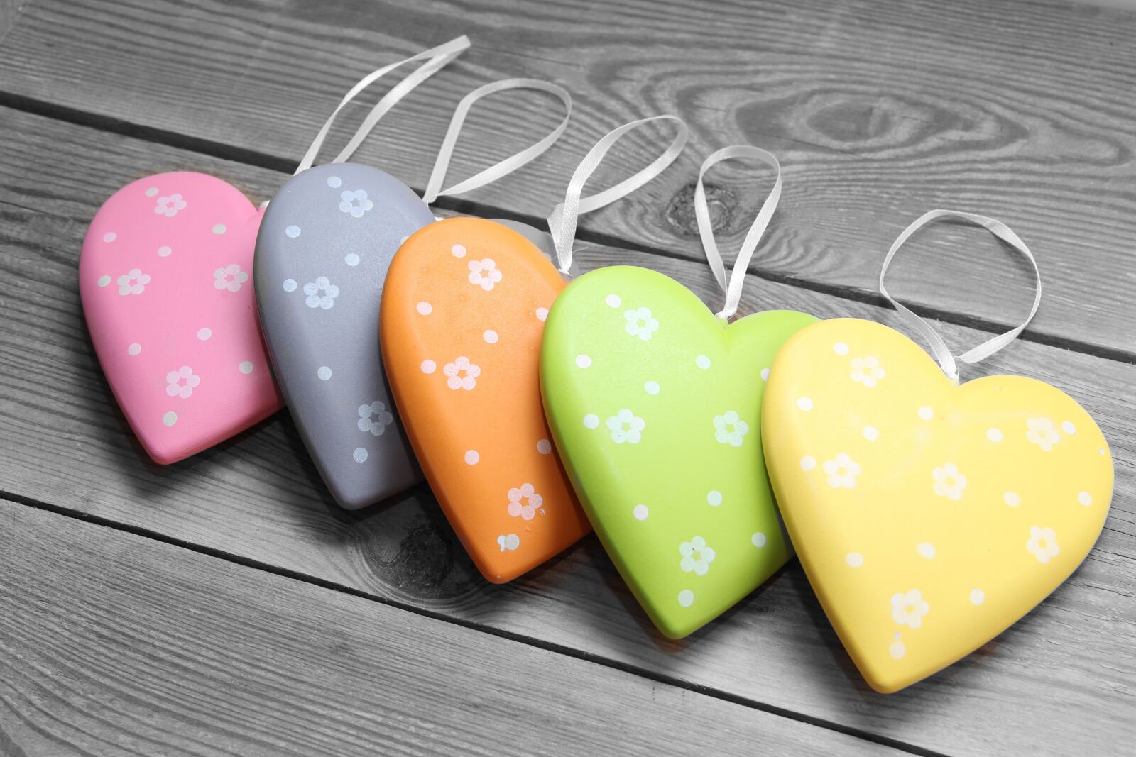 Canon EOS 600D (Rebel EOS T3i / EOS Kiss X5) sample photo. Heart, colorful, wood photography