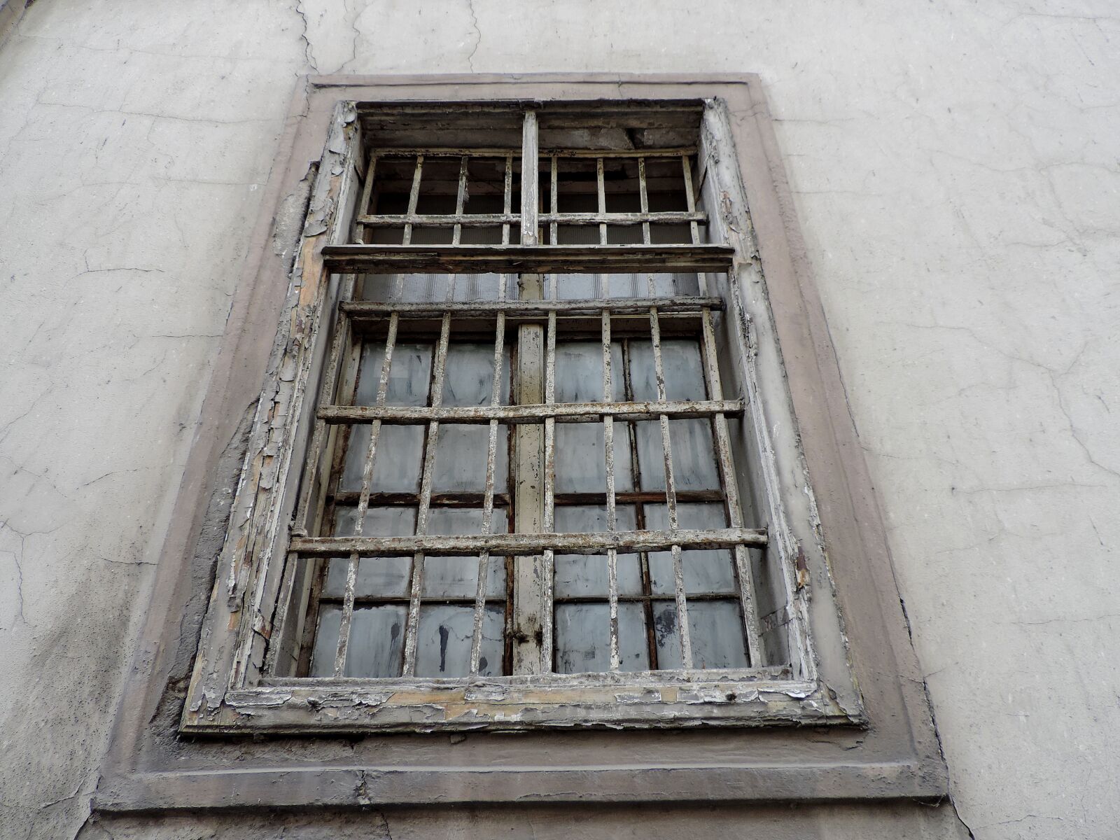 Nikon Coolpix P520 sample photo. Cast iron, window, old photography