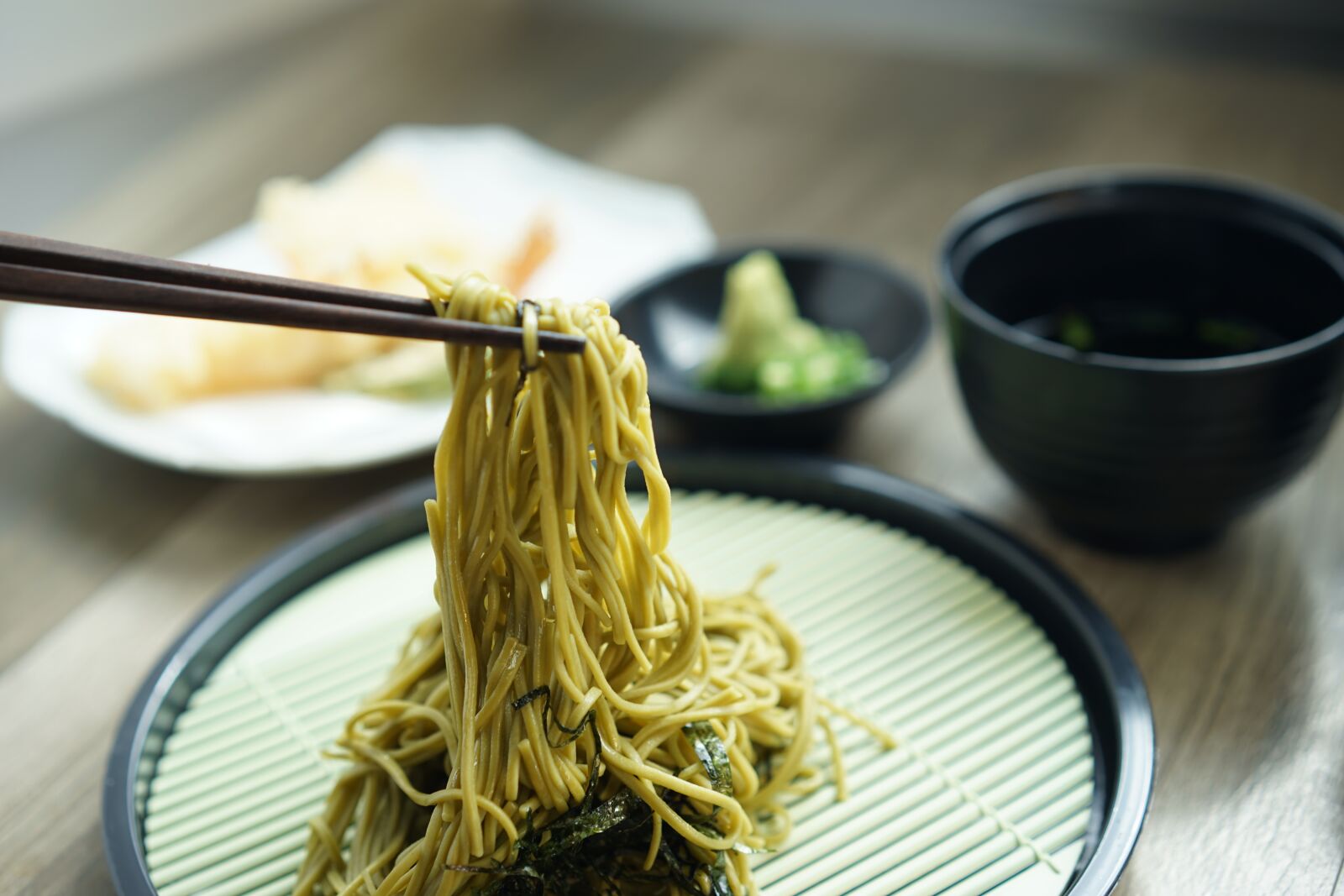 Sony a7 II + Sony Sonnar T* FE 55mm F1.8 ZA sample photo. Japan, food, sushi photography