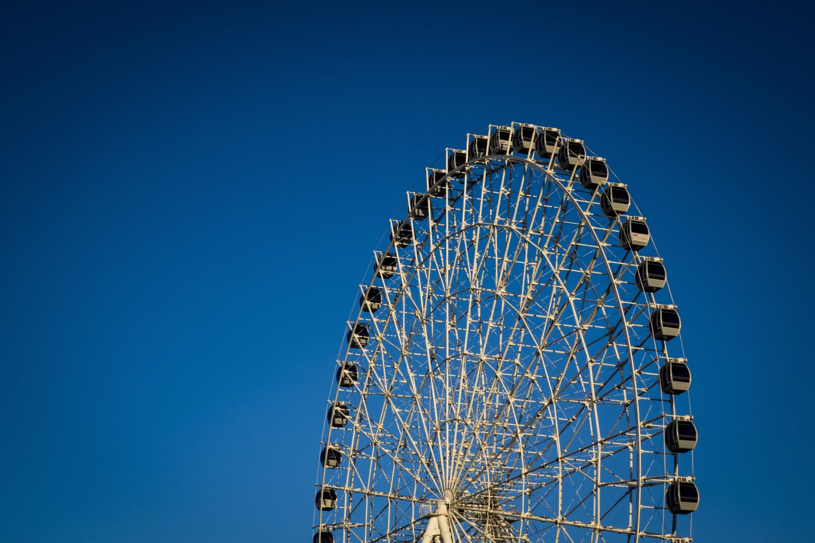Canon PowerShot G9 X Mark II sample photo. Ferris wheel, sky, blue photography