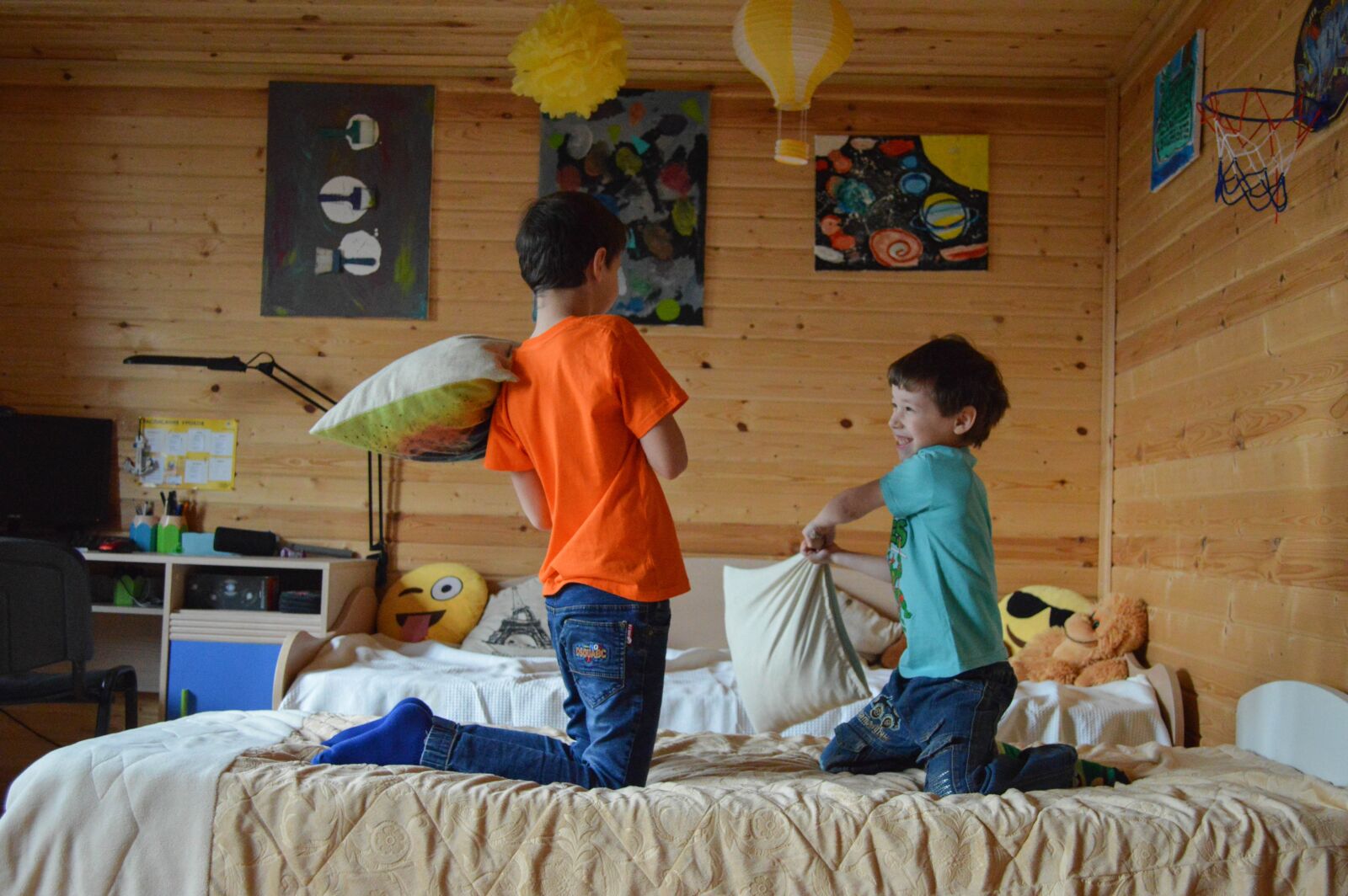 Nikon D3200 sample photo. Kids, games, pillow fight photography