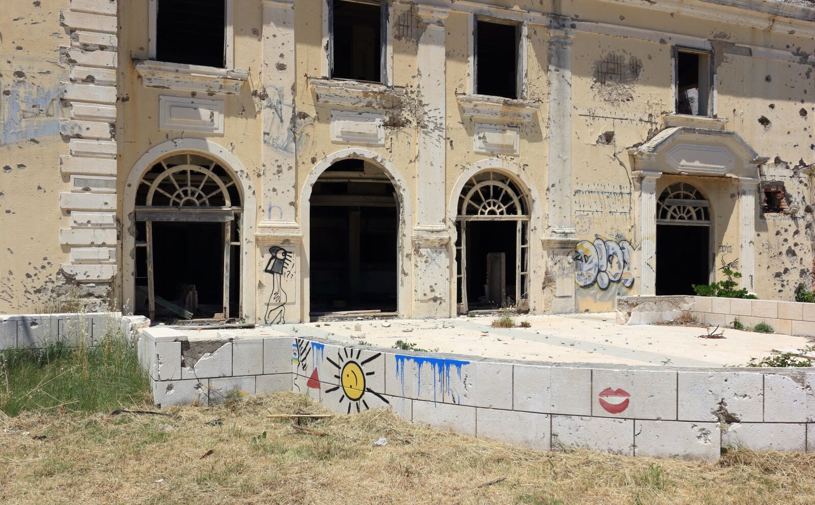 Canon EOS 550D (EOS Rebel T2i / EOS Kiss X4) sample photo. Croatia, kupari, abandoned photography