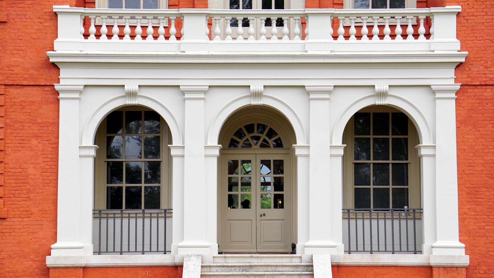 Sony E 55-210mm F4.5-6.3 OSS sample photo. Door, building, entrance photography