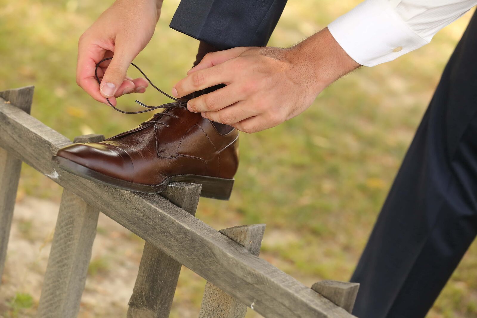 Canon EOS 5D Mark III sample photo. Shoelace, shoes, pants, picket photography