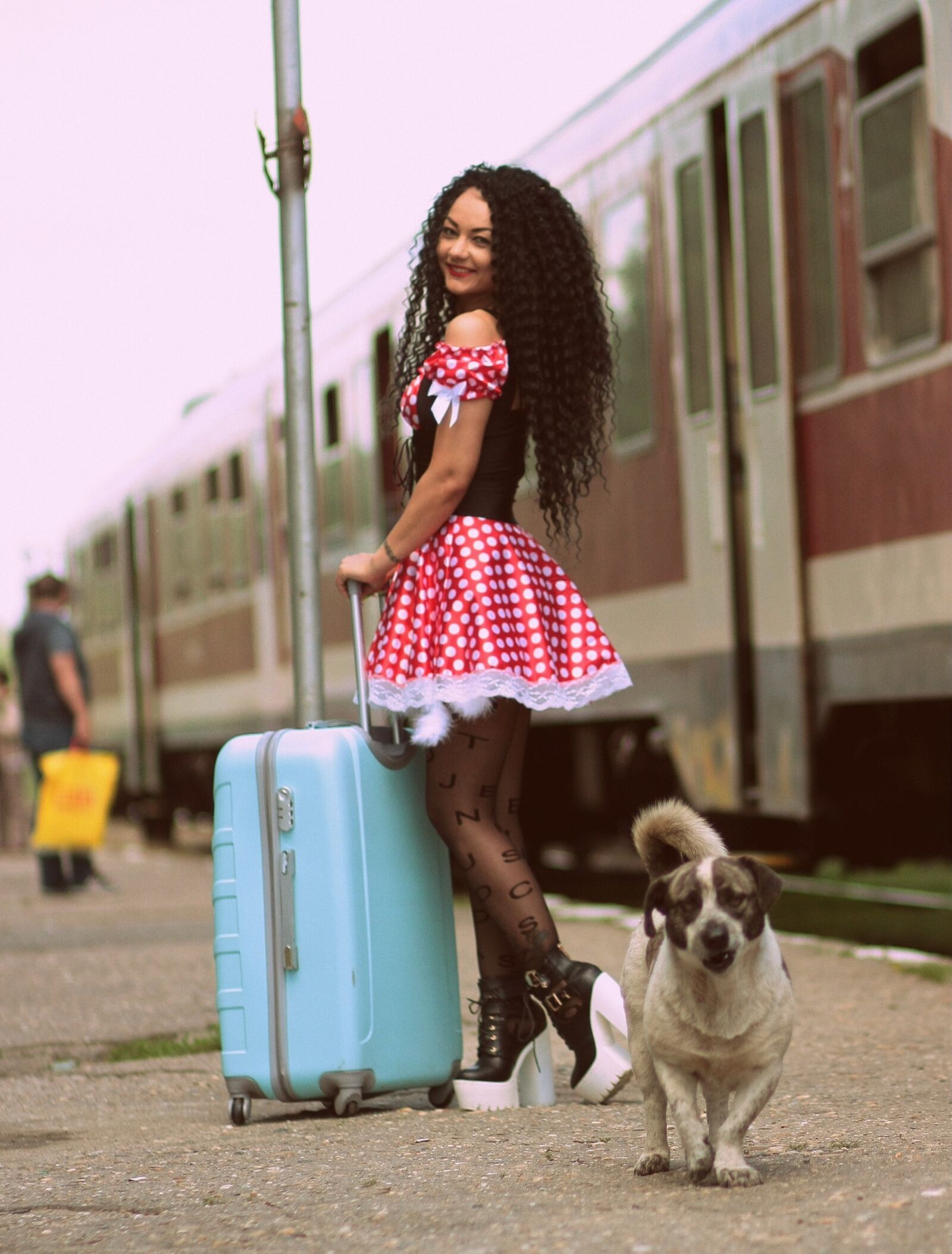 Canon EOS 450D (EOS Rebel XSi / EOS Kiss X2) sample photo. Girl, train station, baggage photography