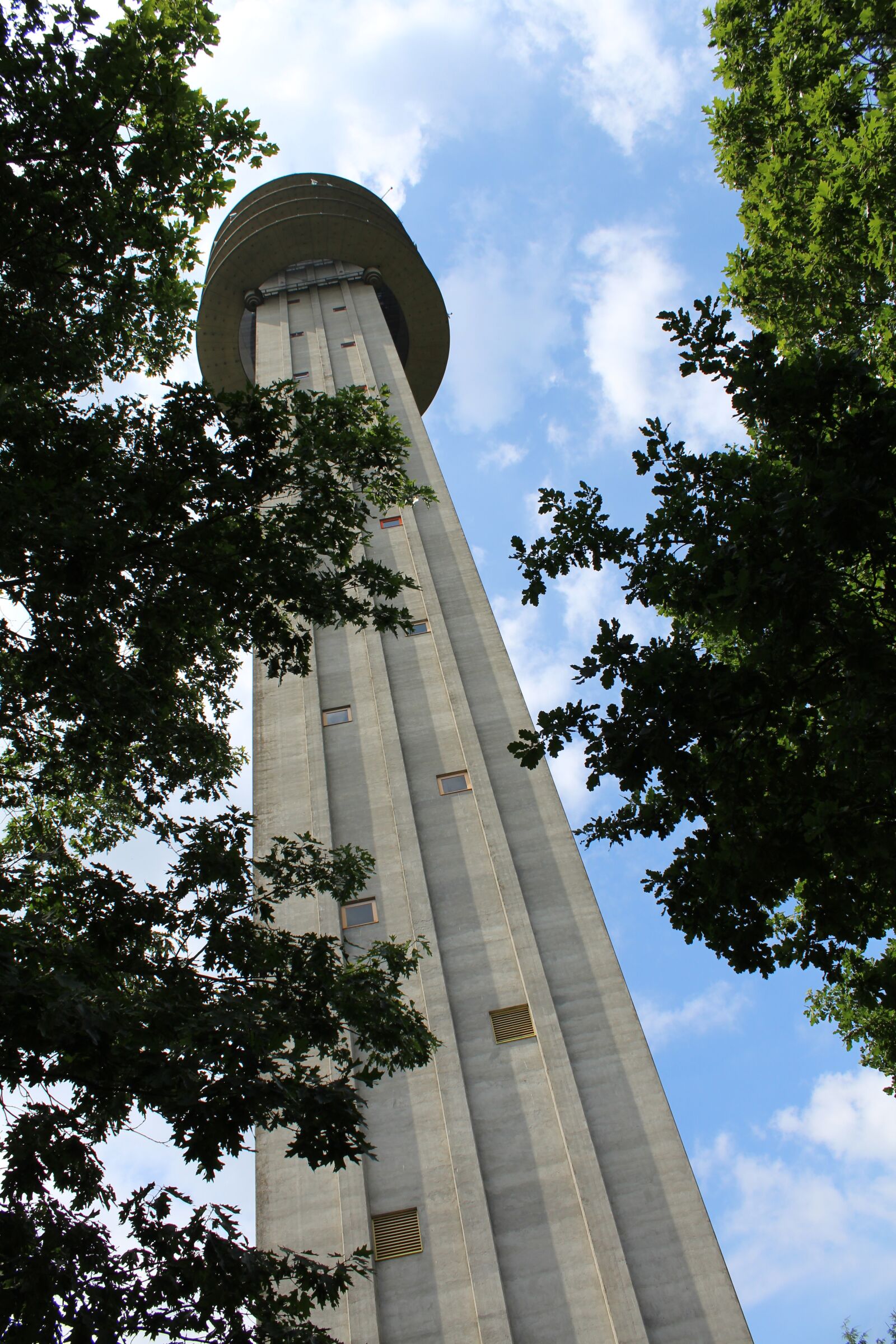 Canon EOS 1300D (EOS Rebel T6 / EOS Kiss X80) sample photo. Architecture, sky, tallest photography