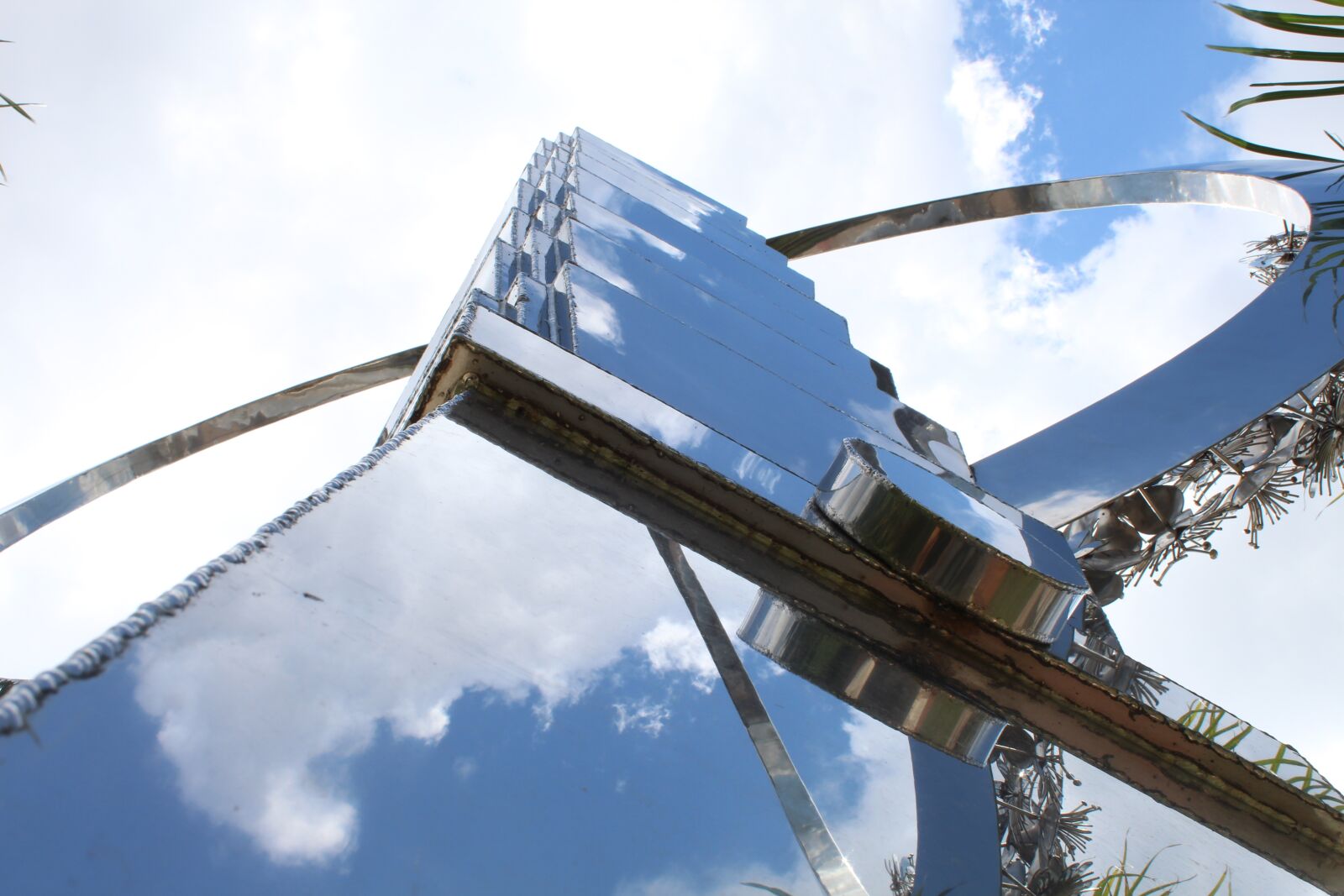 Canon EOS 1300D (EOS Rebel T6 / EOS Kiss X80) sample photo. Sculpture, paraguay, mirror photography