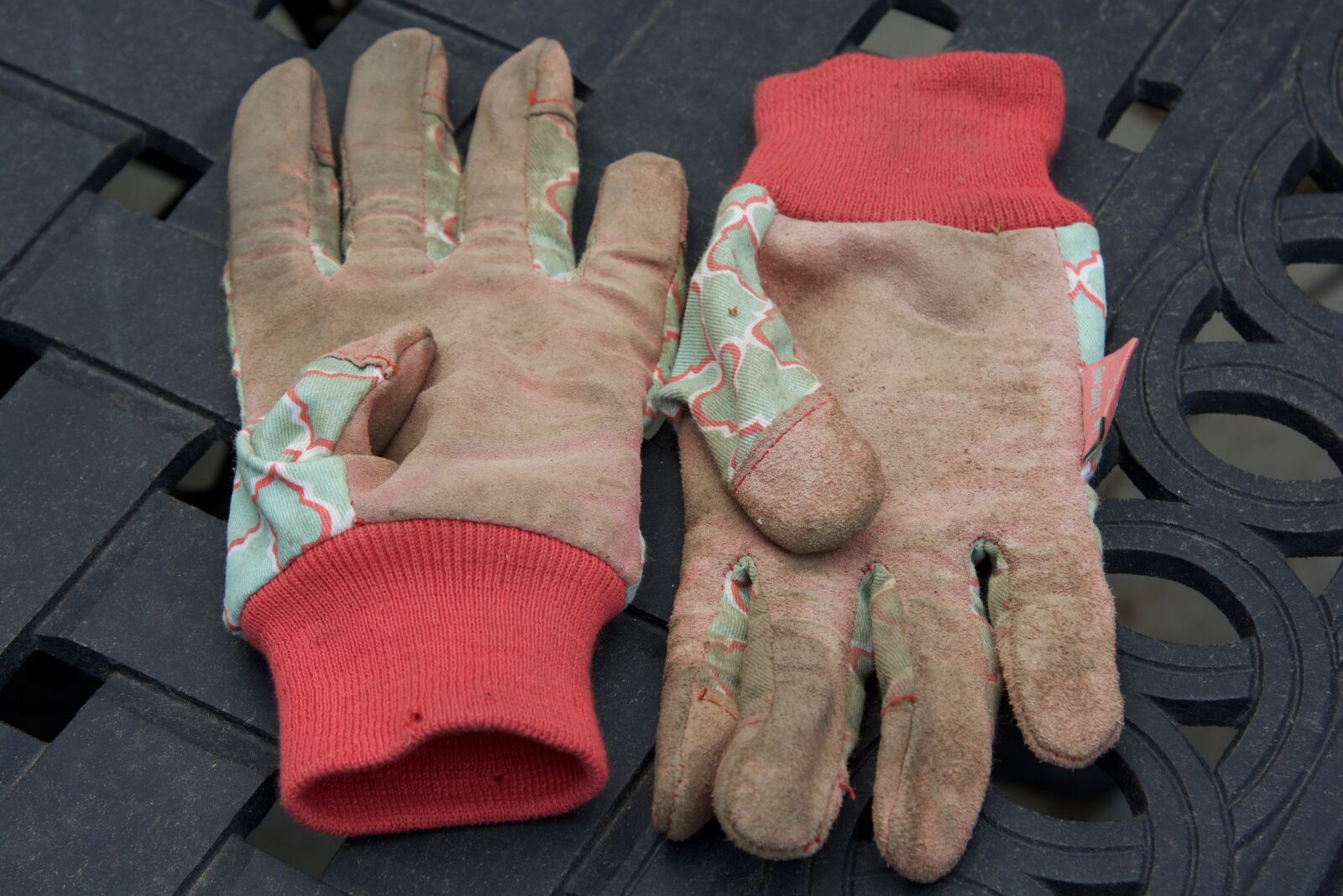 Nikon D5200 sample photo. Gloves, garden, dirty photography