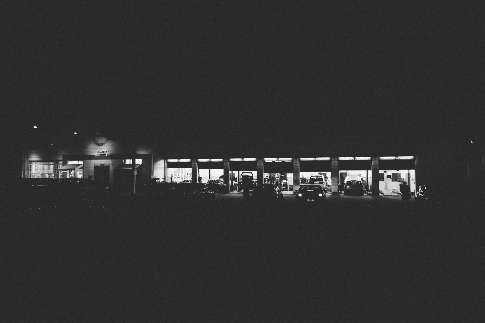 Sony a6000 sample photo. Bw, cars, light, mono photography