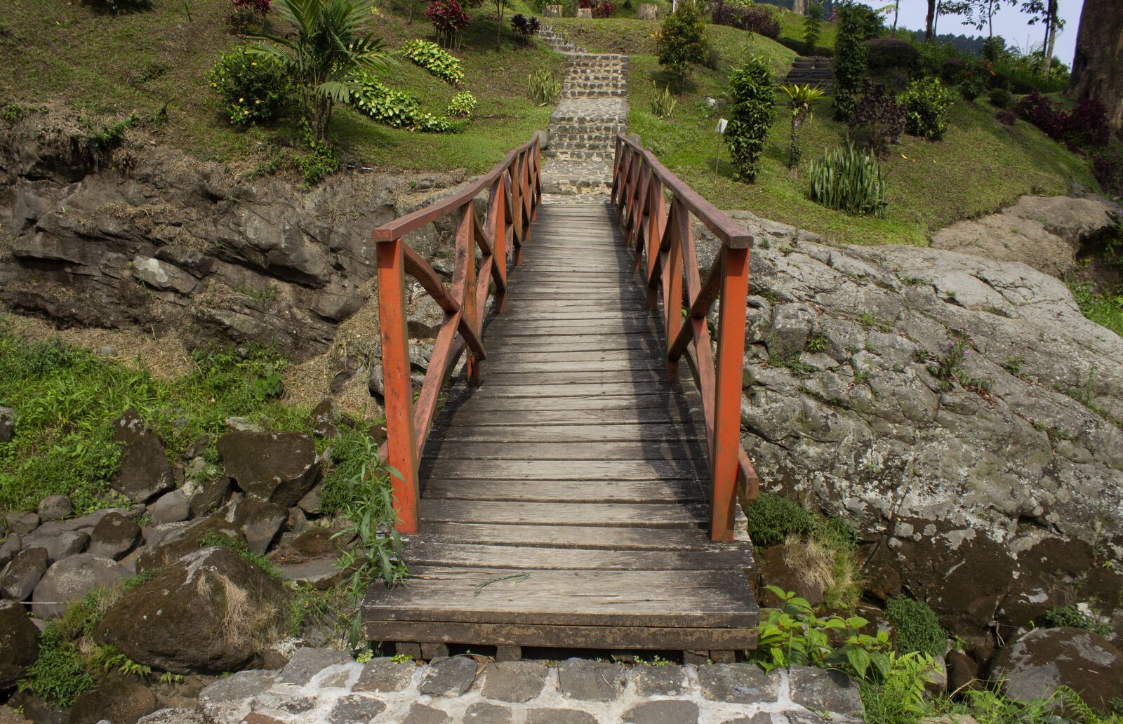 Canon EOS 600D (Rebel EOS T3i / EOS Kiss X5) sample photo. The path, bridge, nature photography