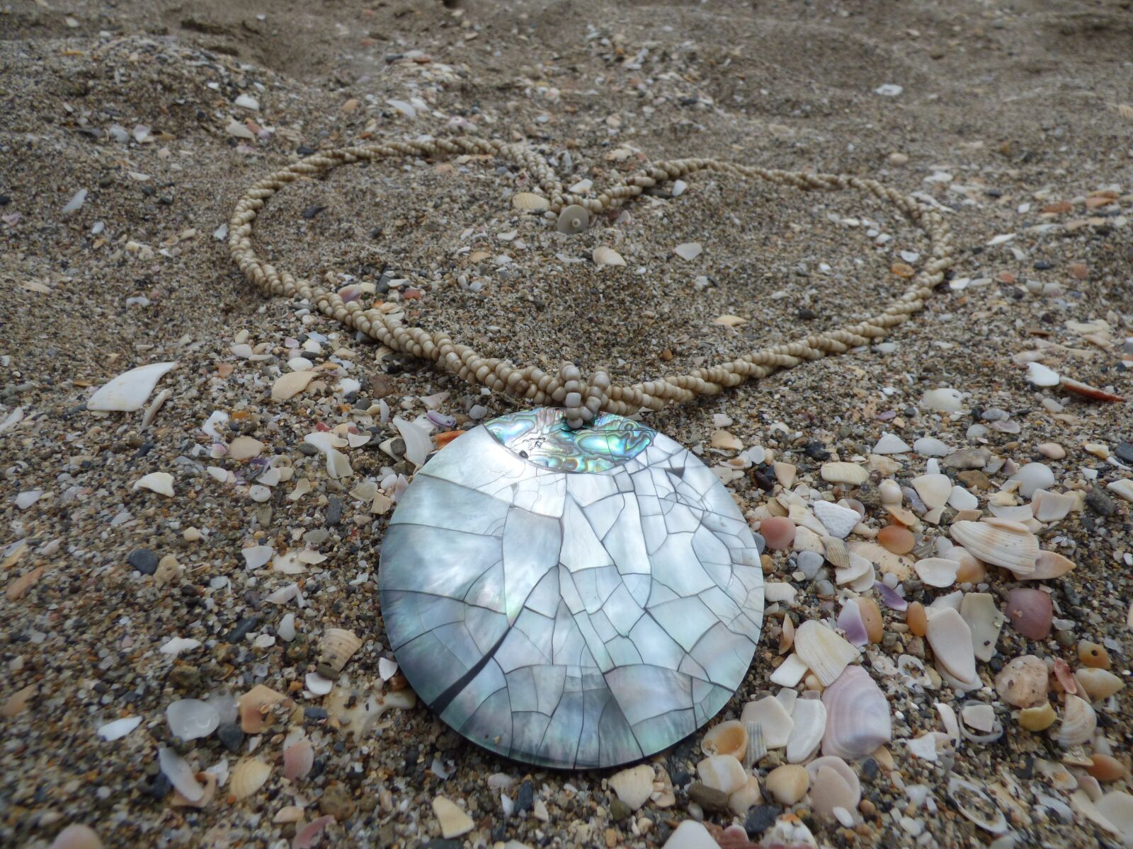 Panasonic DMC-FZ72 sample photo. Pendants of mother-of-pearl, beach photography