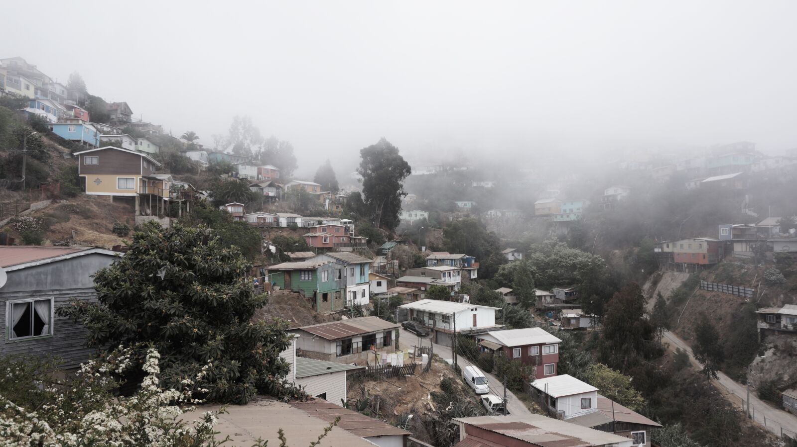 Sony Alpha a5000 (ILCE 5000) sample photo. Valparaiso, houses, chile photography