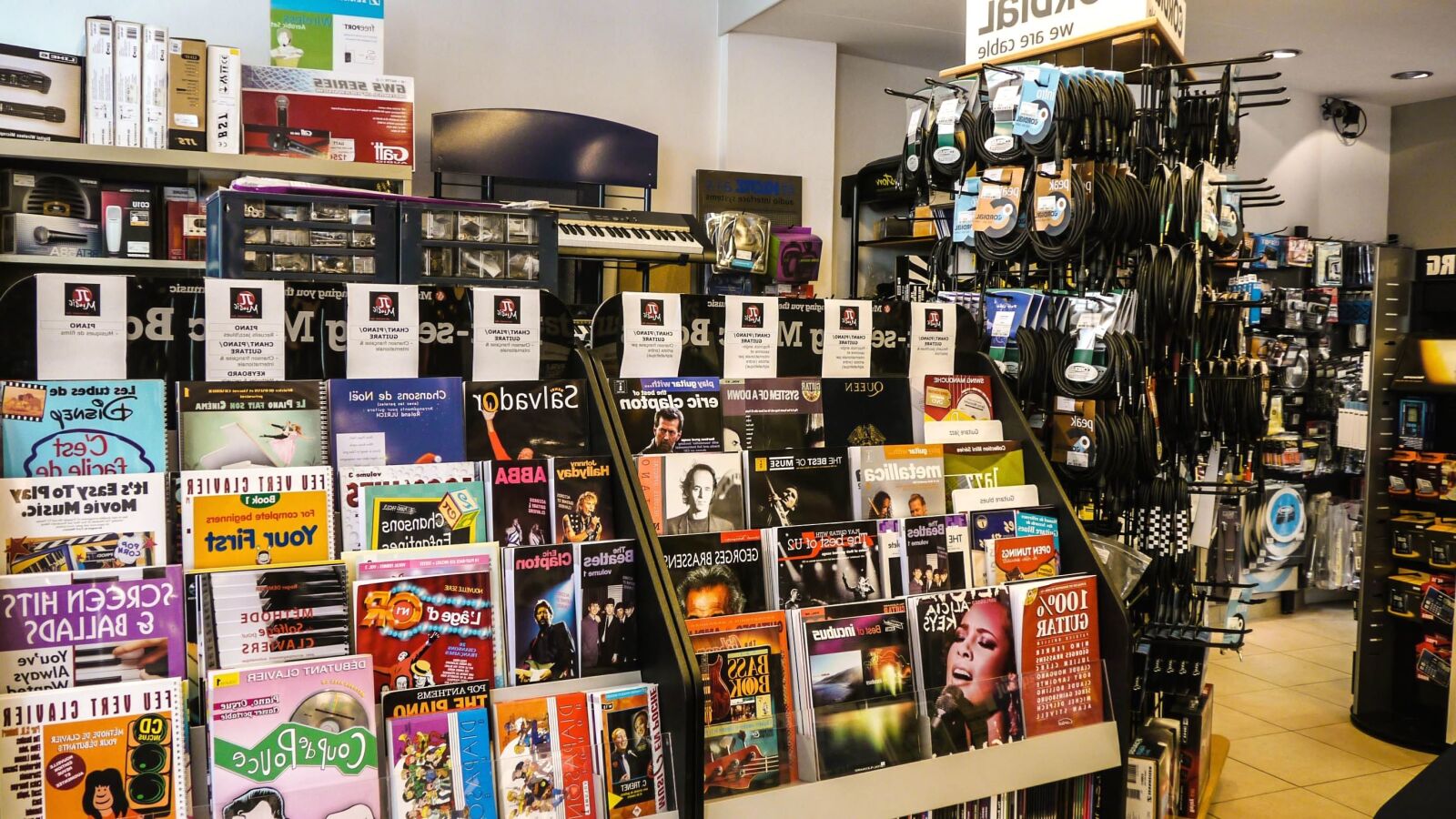 Panasonic Lumix DMC-GH1 sample photo. Shop, bookshop, stall, marketplace photography