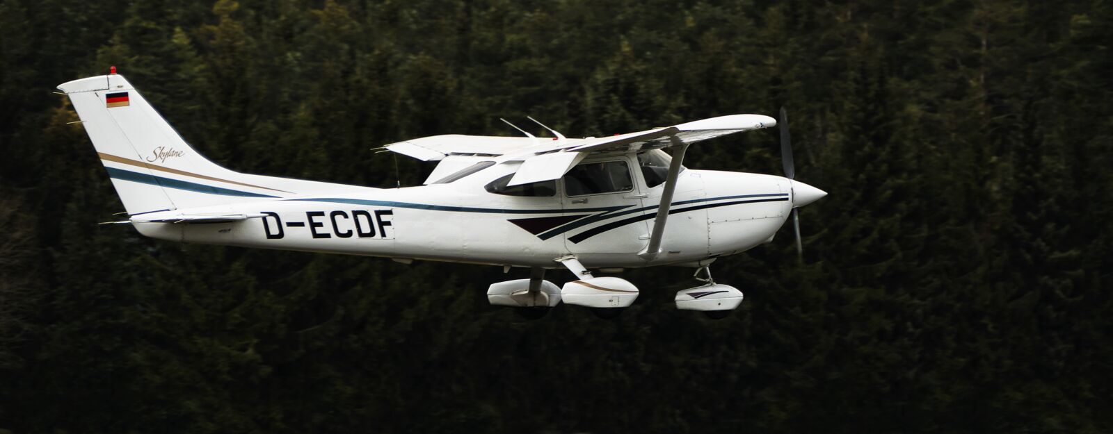 Panasonic Lumix DMC-FZ1000 sample photo. Aircraft, piston-single, landing photography