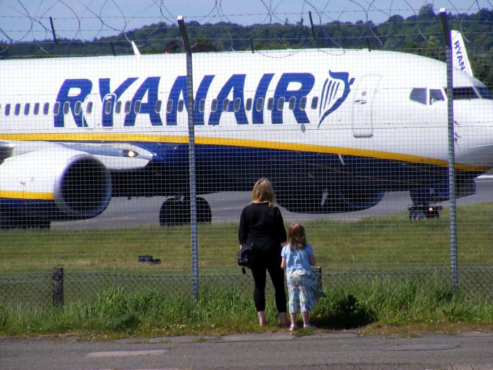 Fujifilm FinePix S5700 S700 sample photo. Aircraft, airport, fence photography