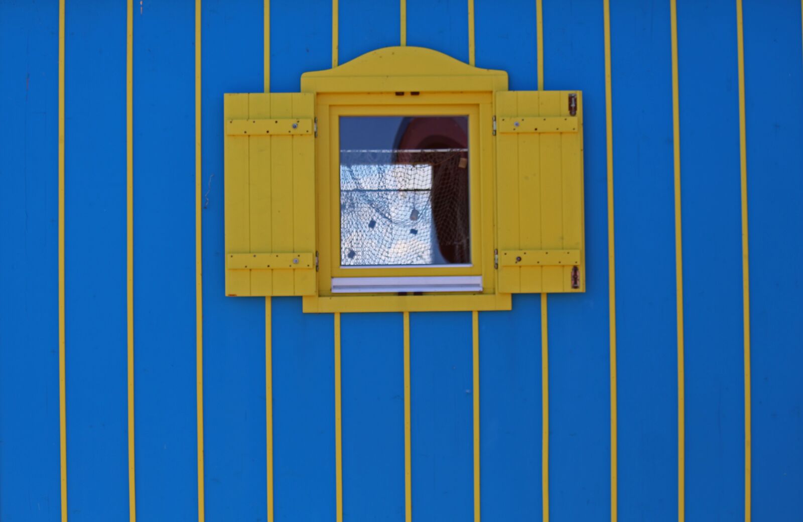 Canon EF-S 55-250mm F4-5.6 IS STM sample photo. Wooden windows, caravan window photography