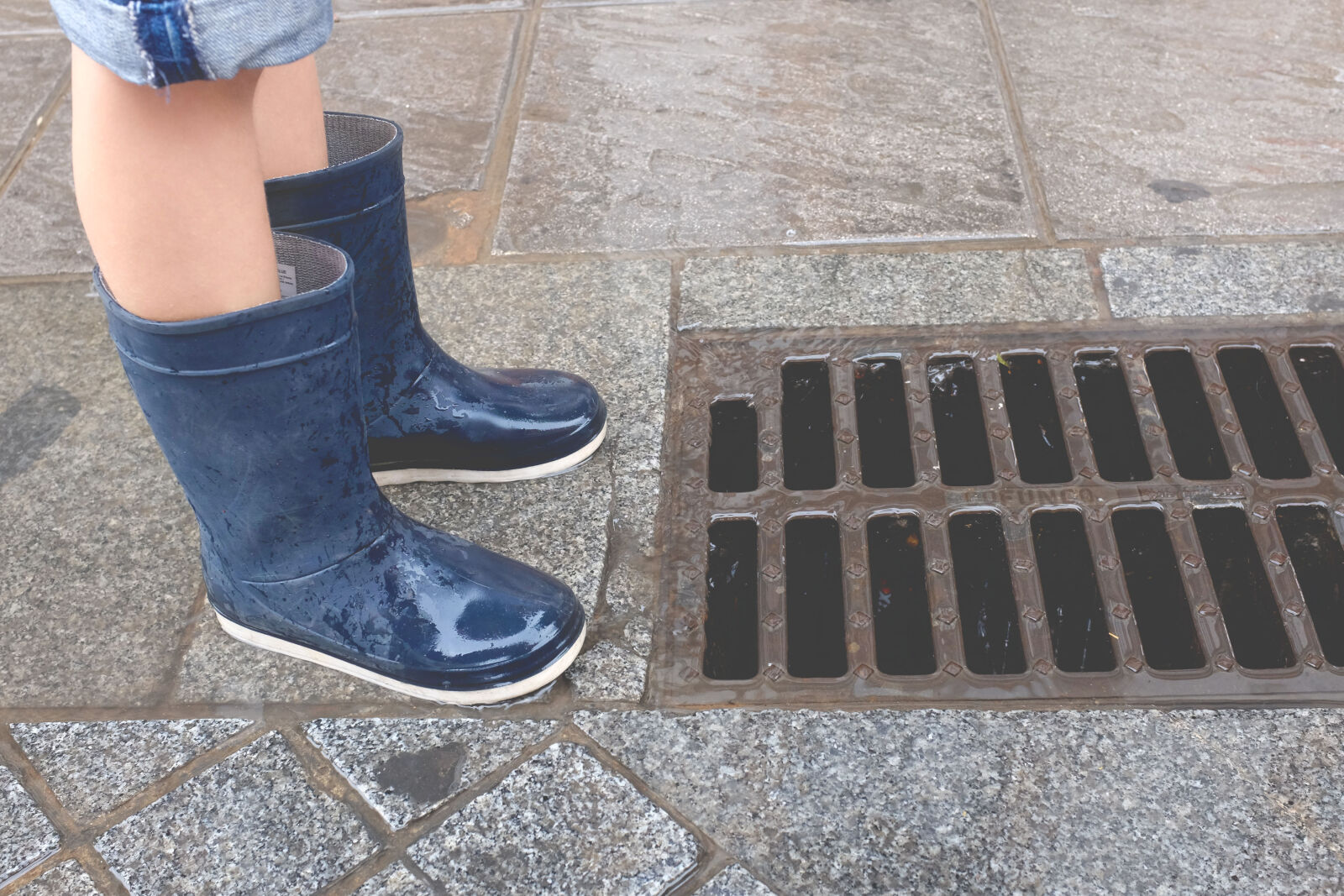 Fujifilm X100S sample photo. Child, feet, raining, rainy photography