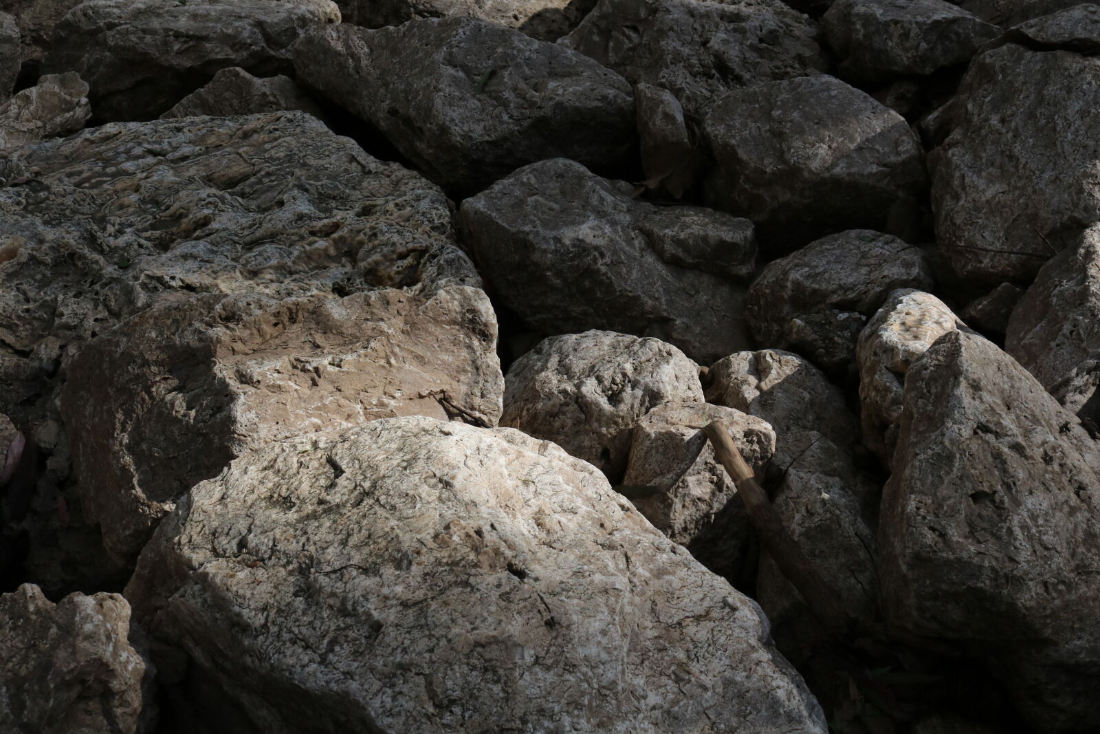 Canon EOS 750D (EOS Rebel T6i / EOS Kiss X8i) sample photo. Rocks photography