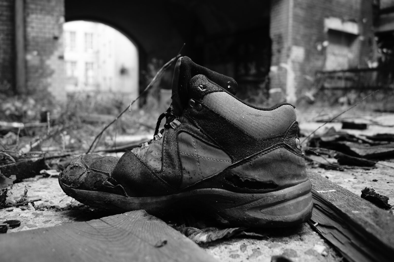 Sony SLT-A55 (SLT-A55V) sample photo. Abandoned places, shoe, old photography