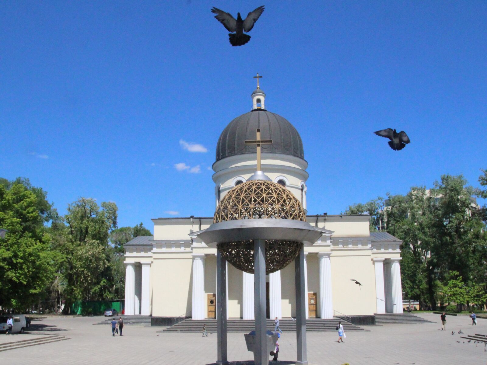 Canon EOS 100D (EOS Rebel SL1 / EOS Kiss X7) sample photo. Chisinau, moldova, church photography