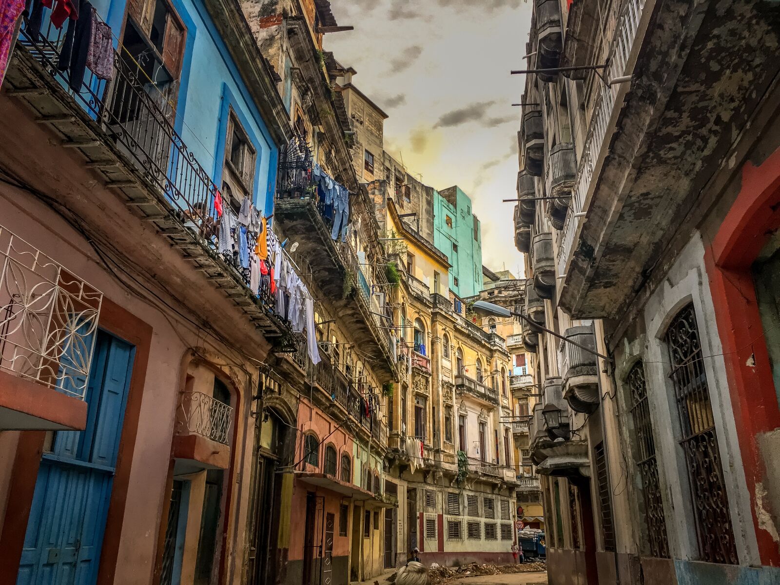 iPhone 6s Plus back camera 4.15mm f/2.2 sample photo. Cuba, havana, car photography