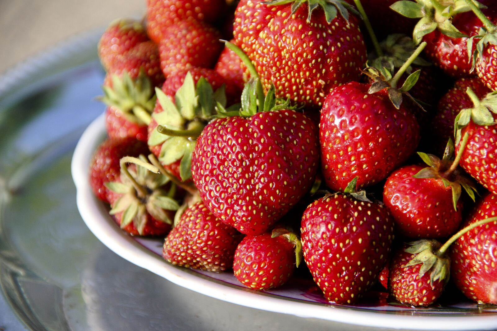 Canon EOS 650D (EOS Rebel T4i / EOS Kiss X6i) + Canon EF-S 18-135mm F3.5-5.6 IS sample photo. Strawberry, berry, fruit photography