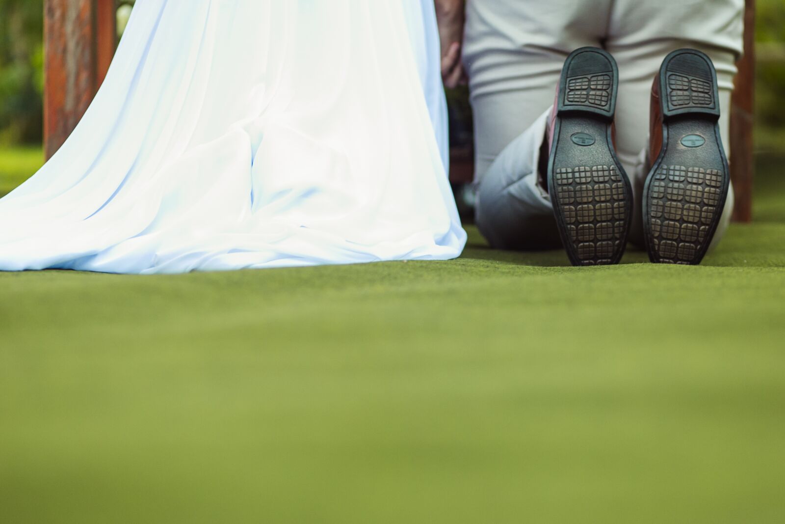 Canon EF 85mm F1.8 USM sample photo. Marriage, field, feet photography