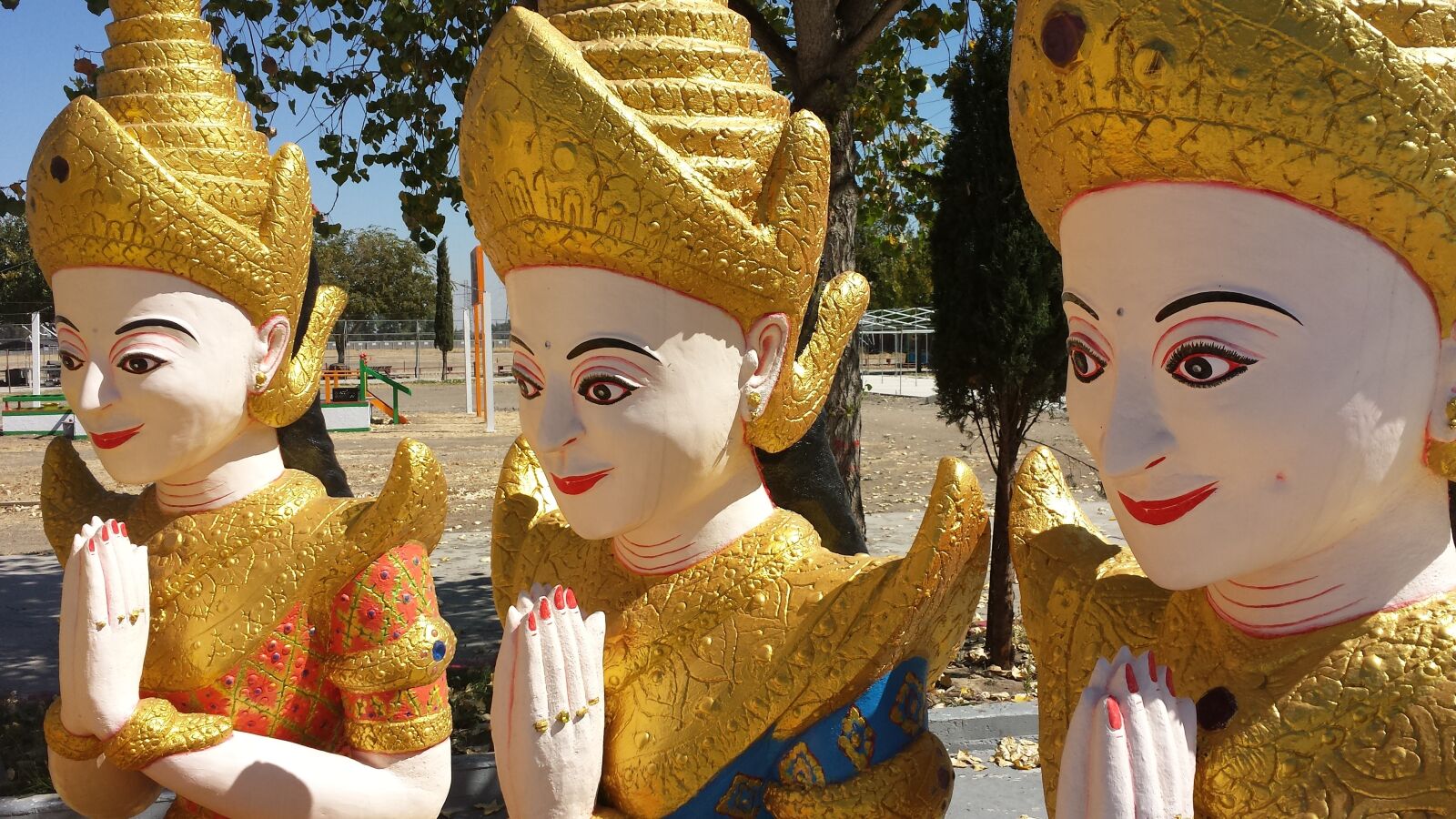 Samsung Galaxy S4 sample photo. Buddhist, temple, cambodian photography