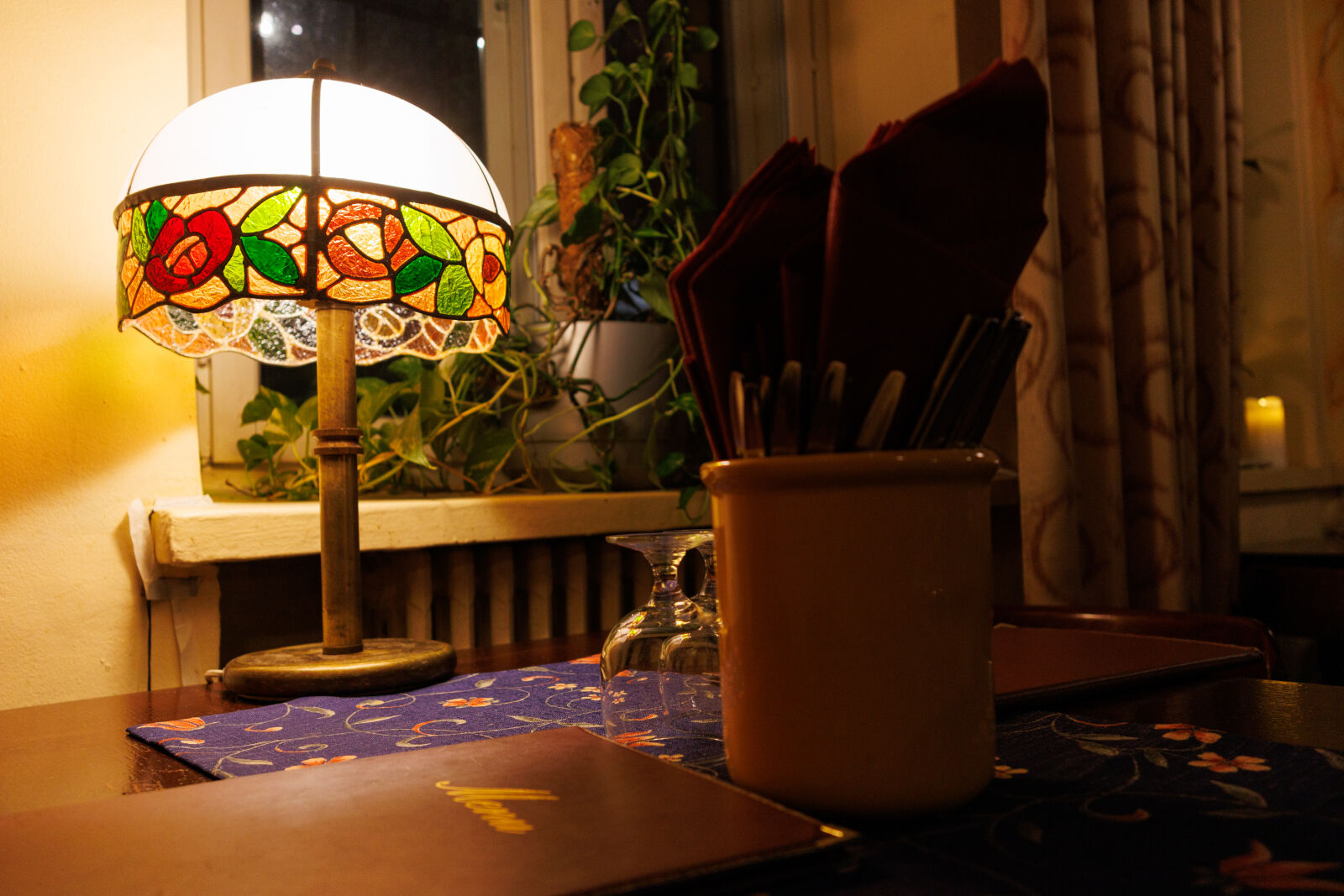Canon EOS R7 sample photo. Restaurant lamp photography