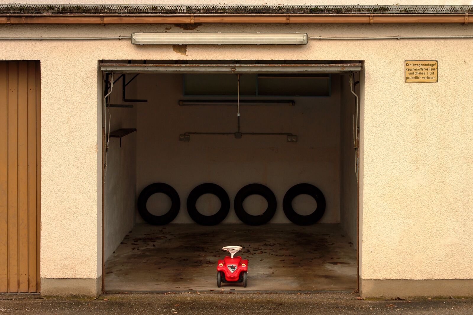 Canon EOS 500D (EOS Rebel T1i / EOS Kiss X3) sample photo. Garage, mature, bobby car photography