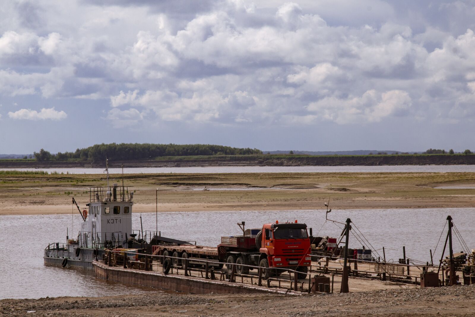 Canon EOS 70D + Canon EF-S 18-135mm F3.5-5.6 IS sample photo. Tractor, ferry, barge photography