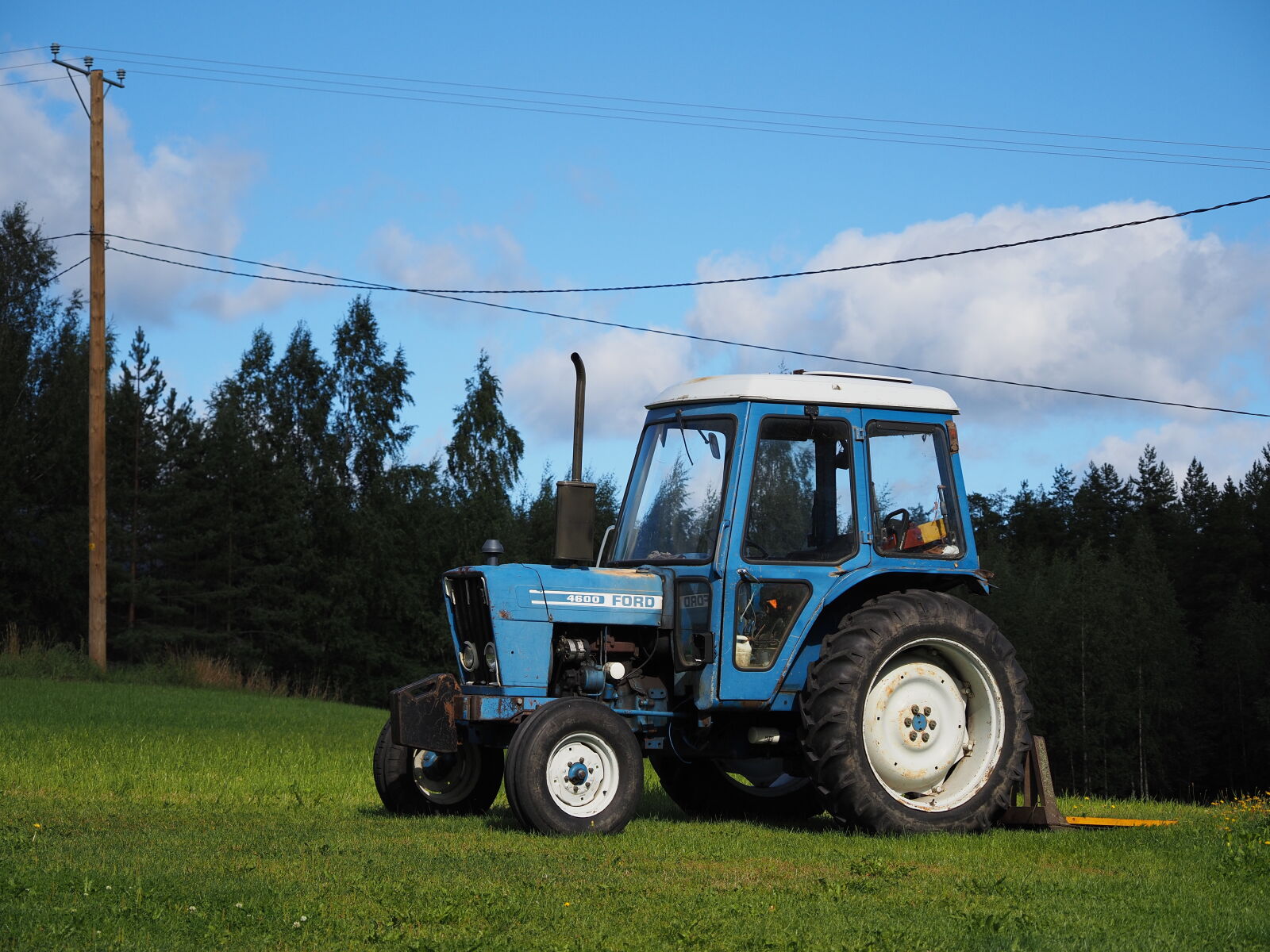 Olympus OM-D E-M10 IV sample photo. Ford 4600 tractor photography
