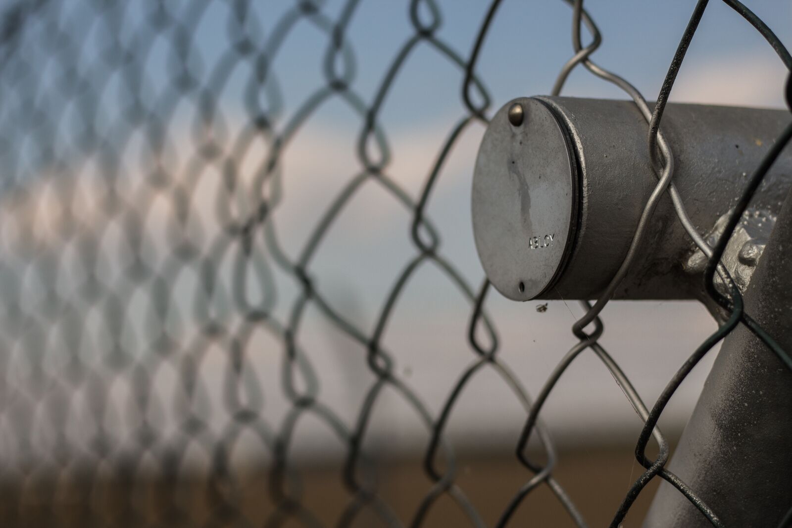 Canon EOS 700D (EOS Rebel T5i / EOS Kiss X7i) + Canon EF 50mm F1.8 STM sample photo. Fence, metal, iron photography