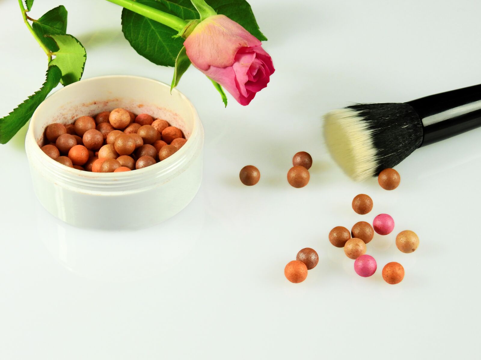 Nikon Coolpix P900 sample photo. Cosmetics, make up, schmink photography