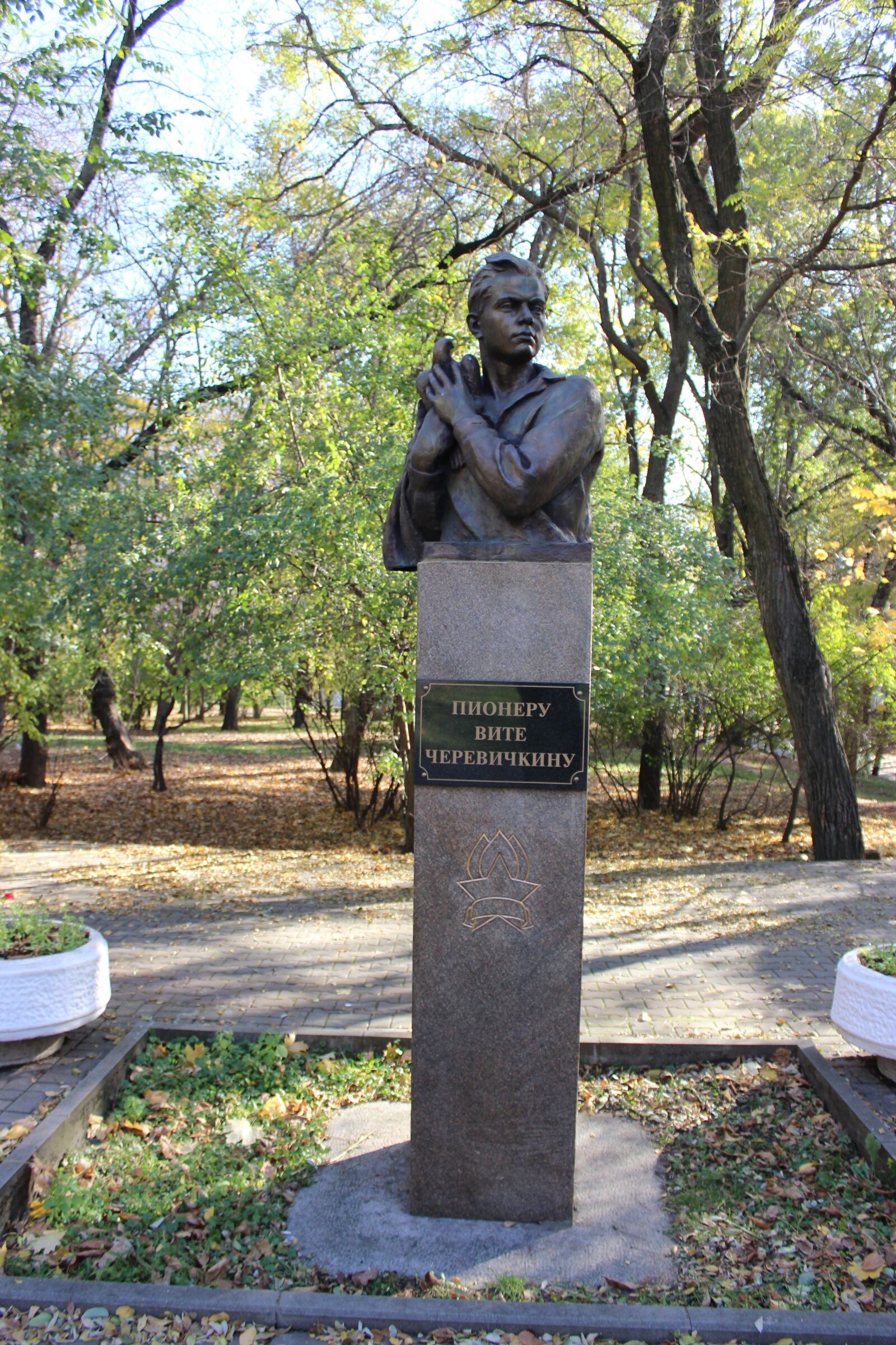 Canon EOS 600D (Rebel EOS T3i / EOS Kiss X5) sample photo. Monument, rostov, park photography