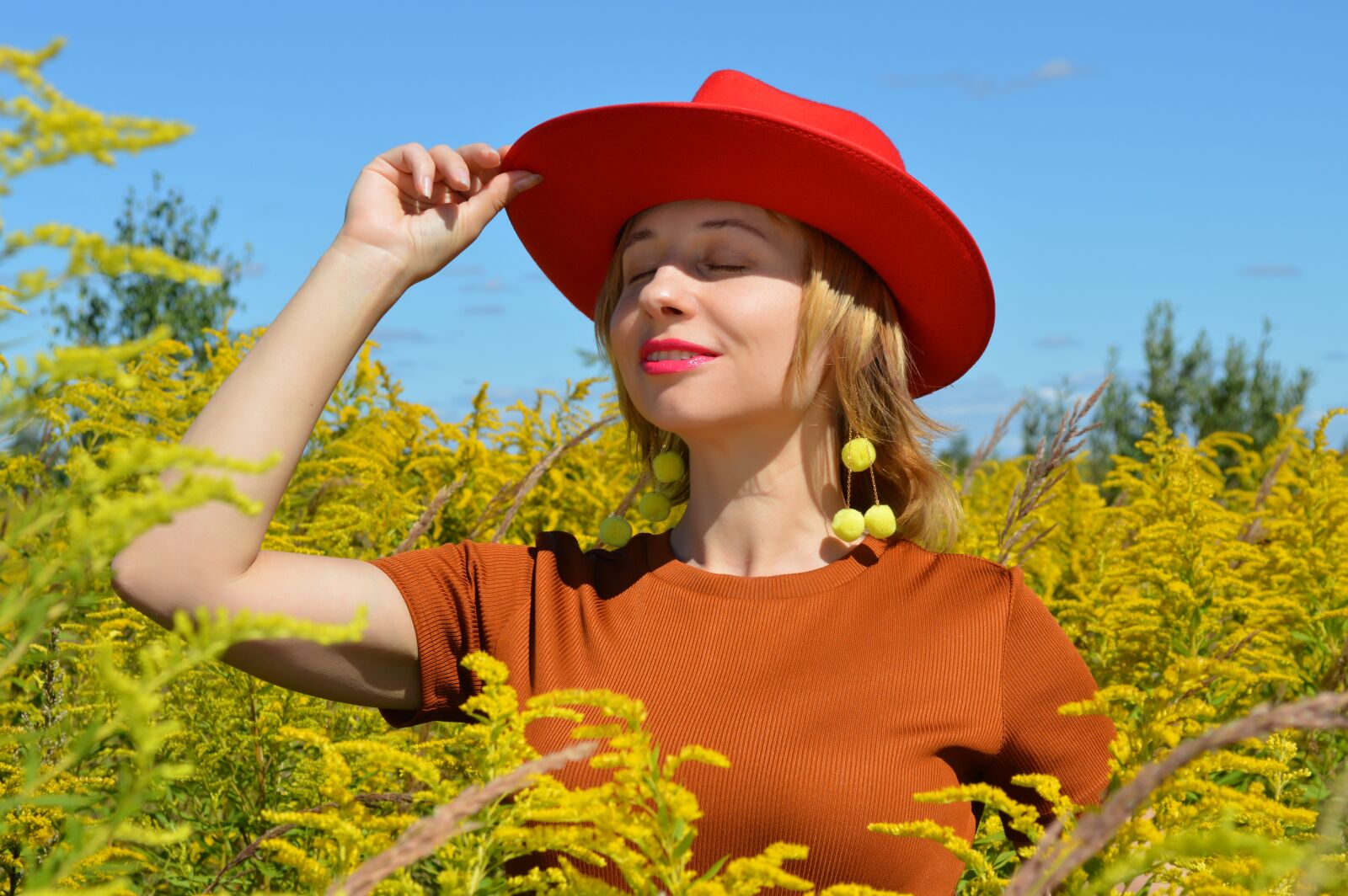 Nikon D3200 sample photo. Woman, red hat, field photography