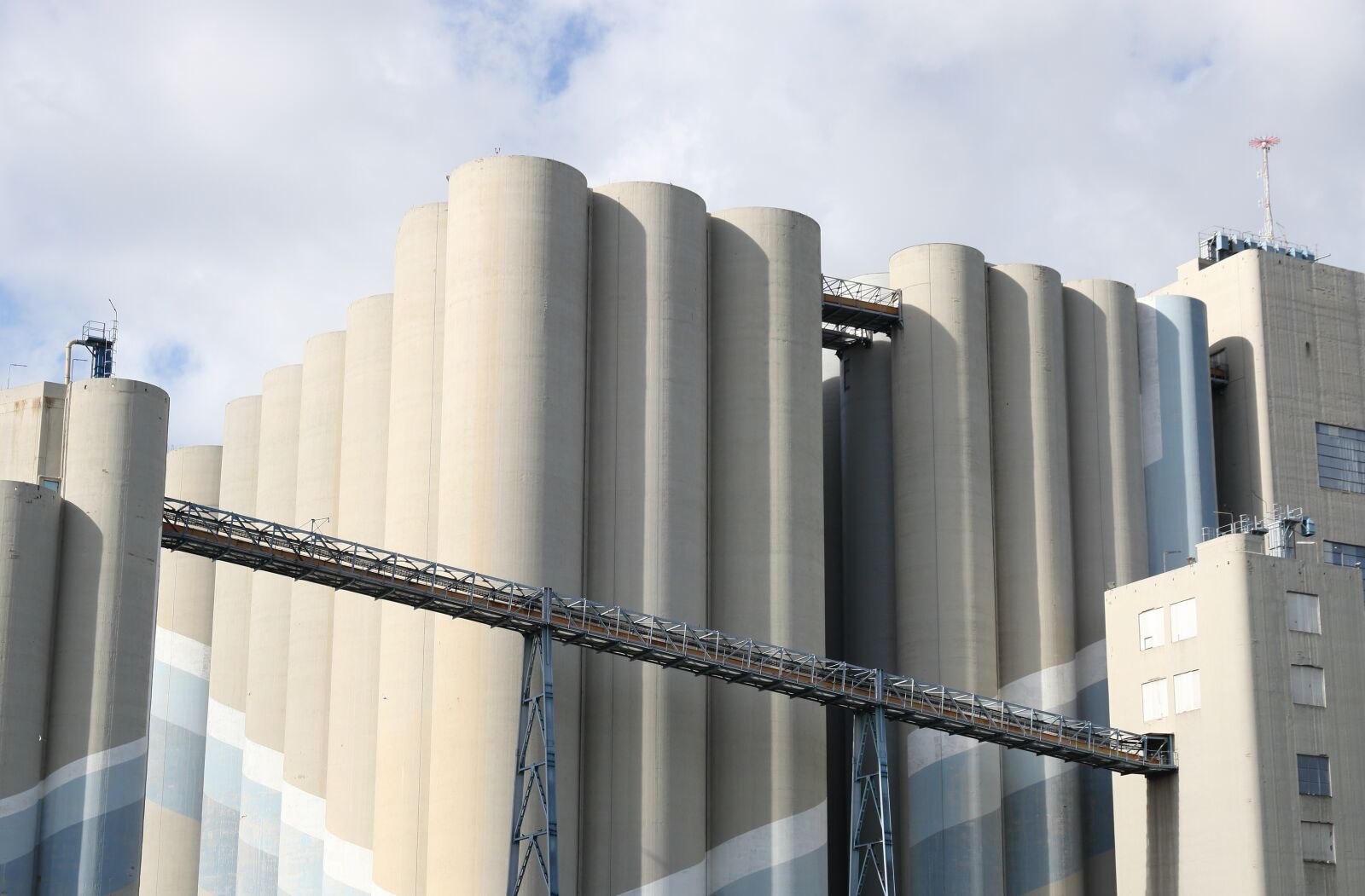Canon EOS 750D (EOS Rebel T6i / EOS Kiss X8i) sample photo. Portugal, lisbon, silos photography