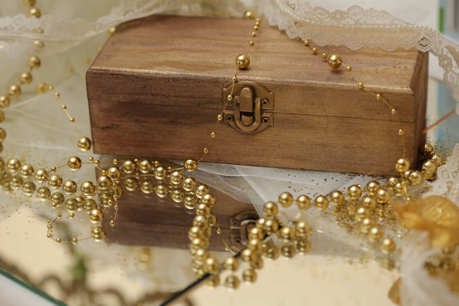 Canon EF 100mm F2.8 Macro USM sample photo. Beads, box, gifts, jewelry photography