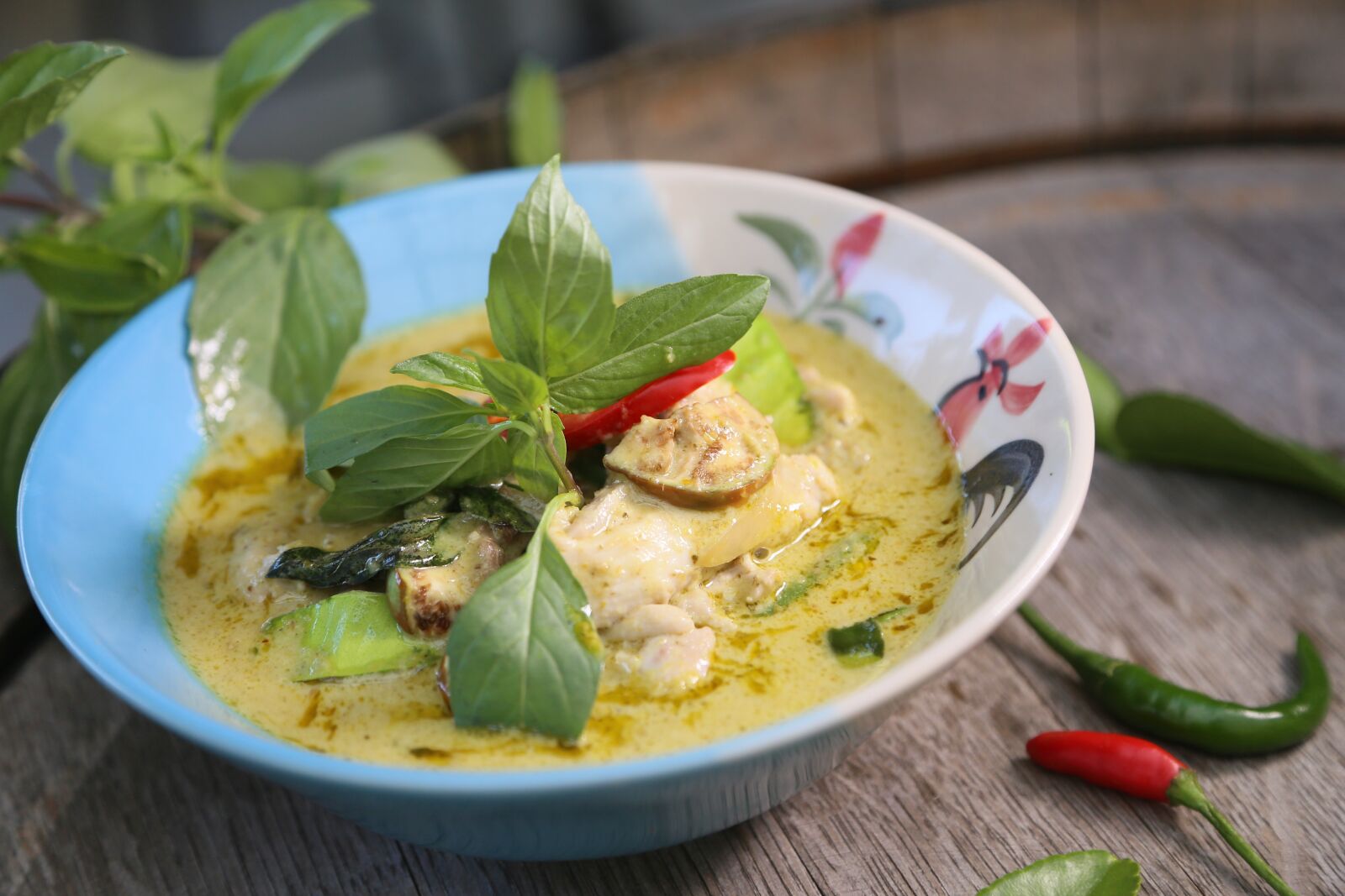 Canon EOS 6D + Canon EF 24-105mm F4L IS USM sample photo. Green curry, thai food photography