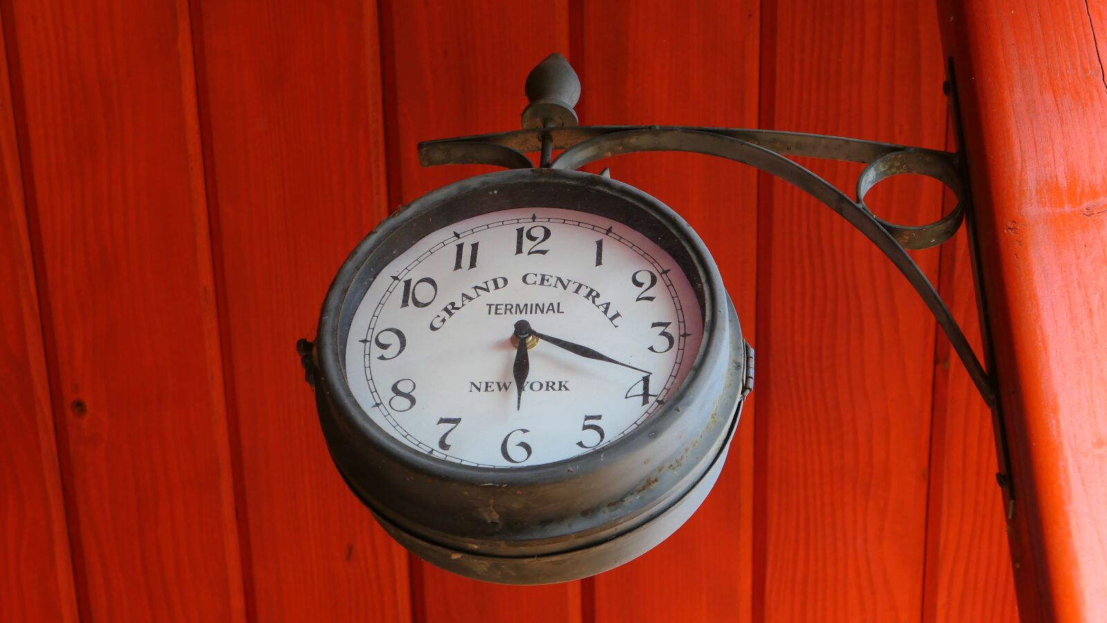 Panasonic Lumix DMC-LX10 (Lumix DMC-LX15) sample photo. Clock, time, terminal photography