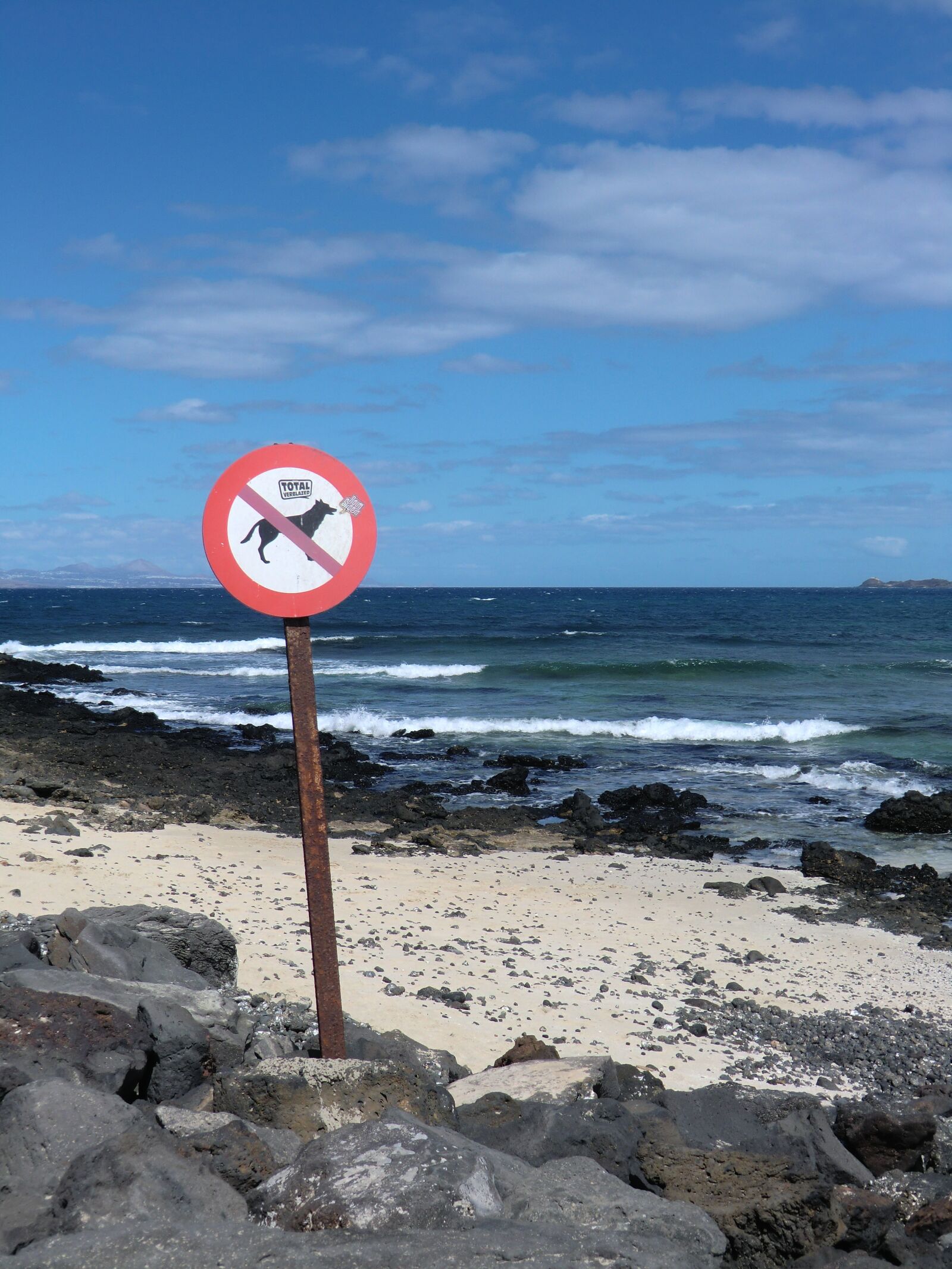 CASIO EX-H15 sample photo. Sign, sea, sand photography