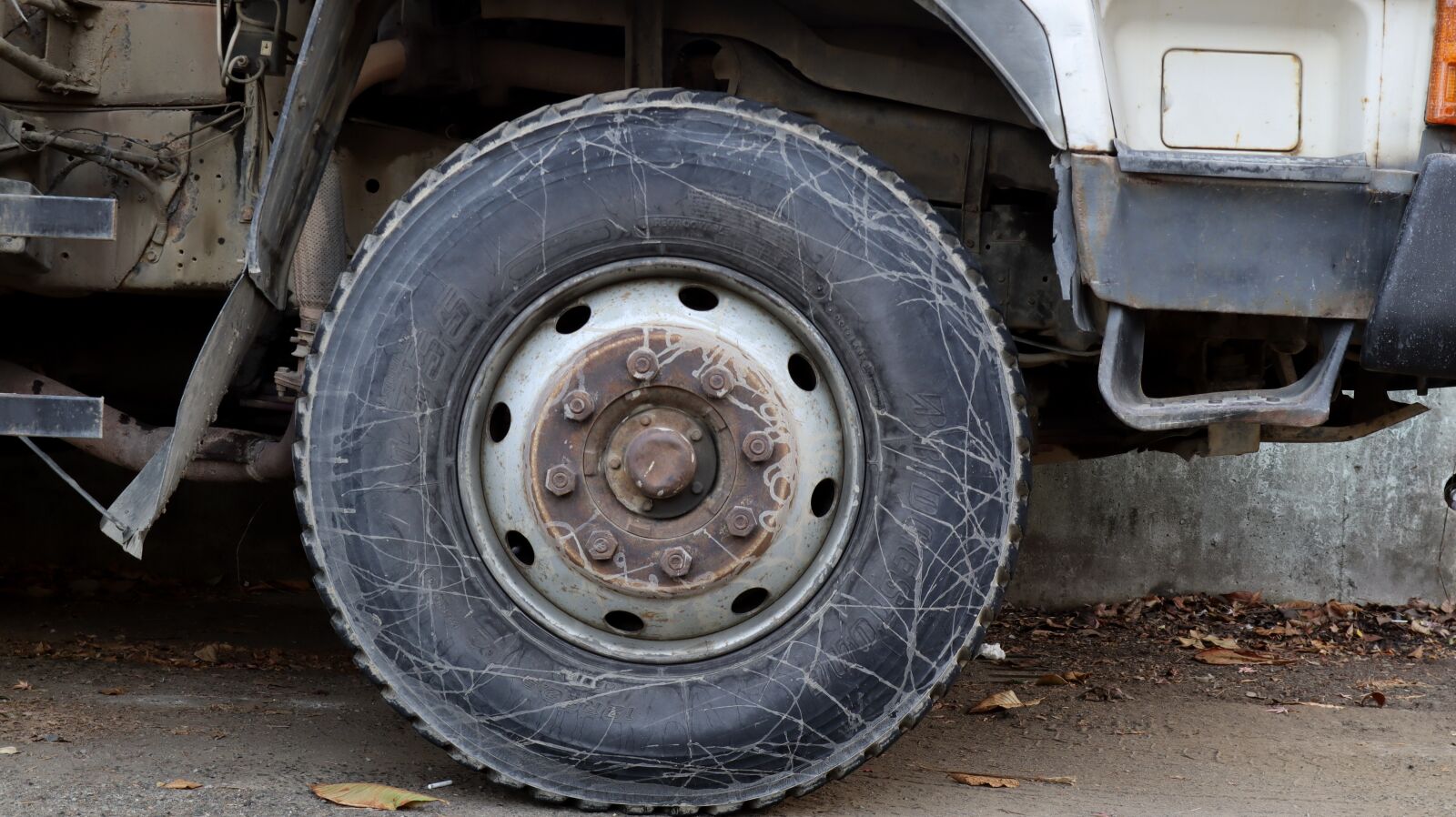 Canon EF-M 15-45mm F3.5-6.3 IS STM sample photo. Truck, wheel, geometric photography