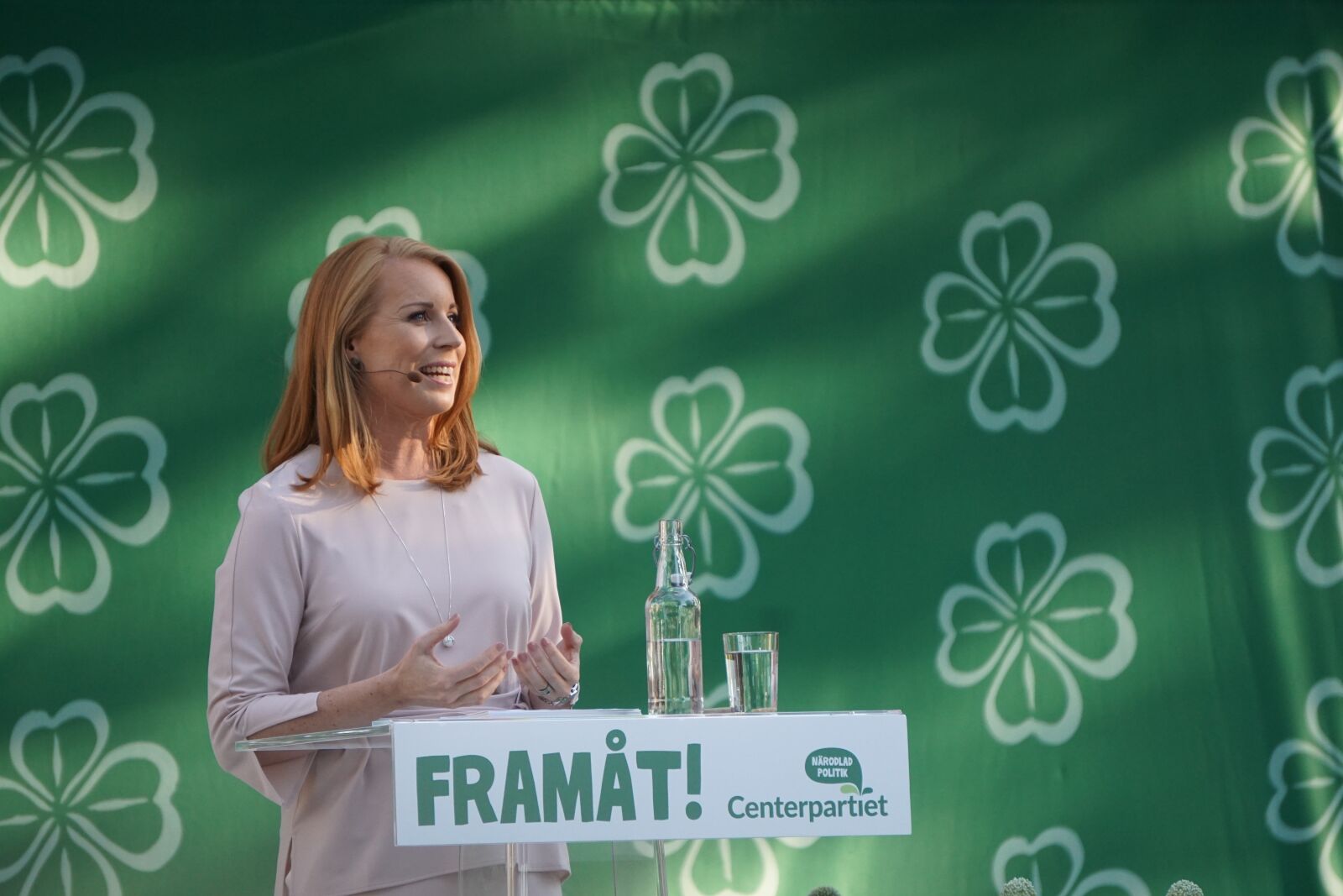 Sony a6000 sample photo. Politician, green, woman photography