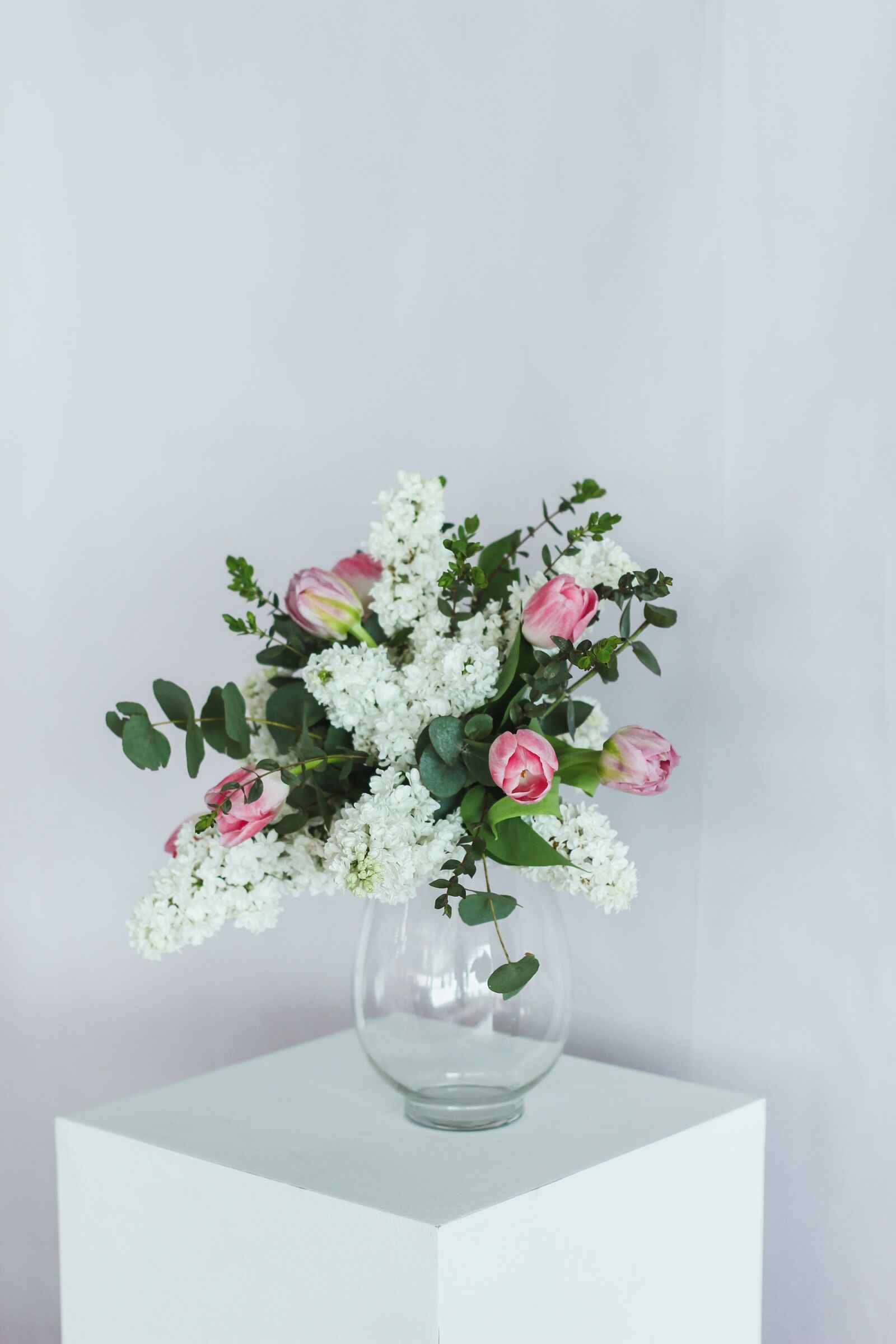 Canon EOS 600D (Rebel EOS T3i / EOS Kiss X5) + Canon EF 50mm F1.8 II sample photo. Decor, flowers, wedding photography