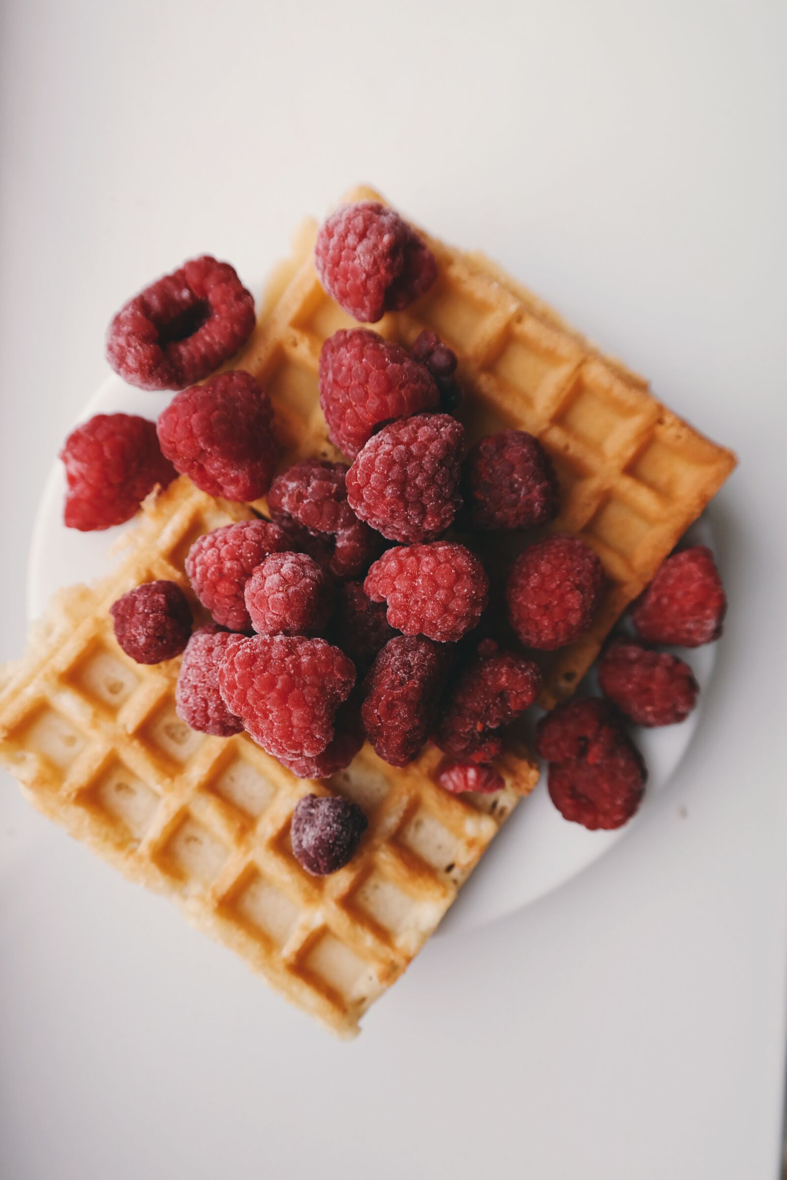 Samsung NX300 sample photo. Berries, blur, breakfast, cream photography